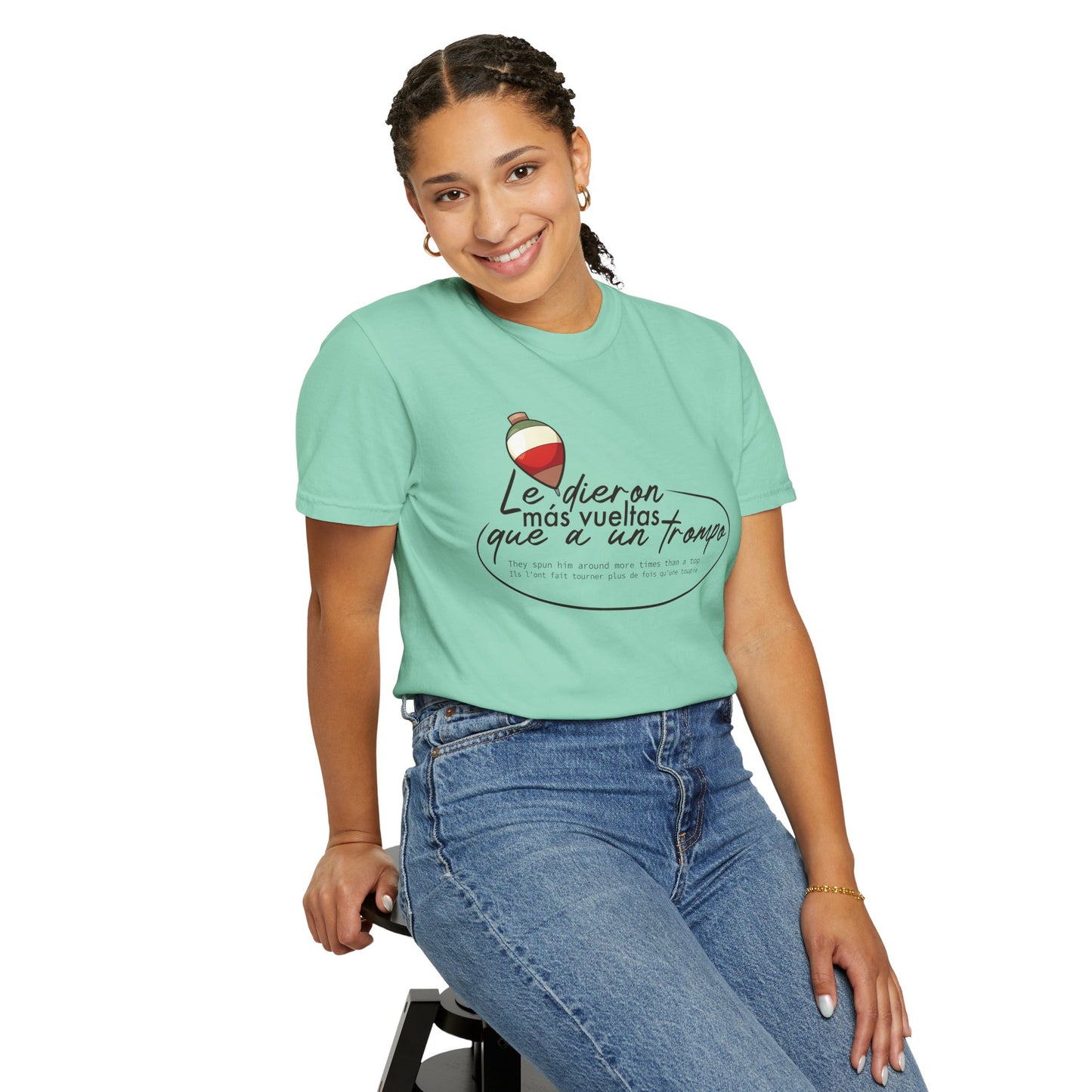 MÁS VUELTAS QUE A UN TROMPO - Camiseta Unisex Softstyle