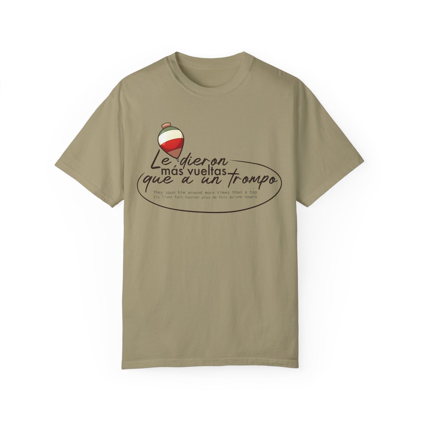 MÁS VUELTAS QUE A UN TROMPO - Camiseta Unisex Softstyle