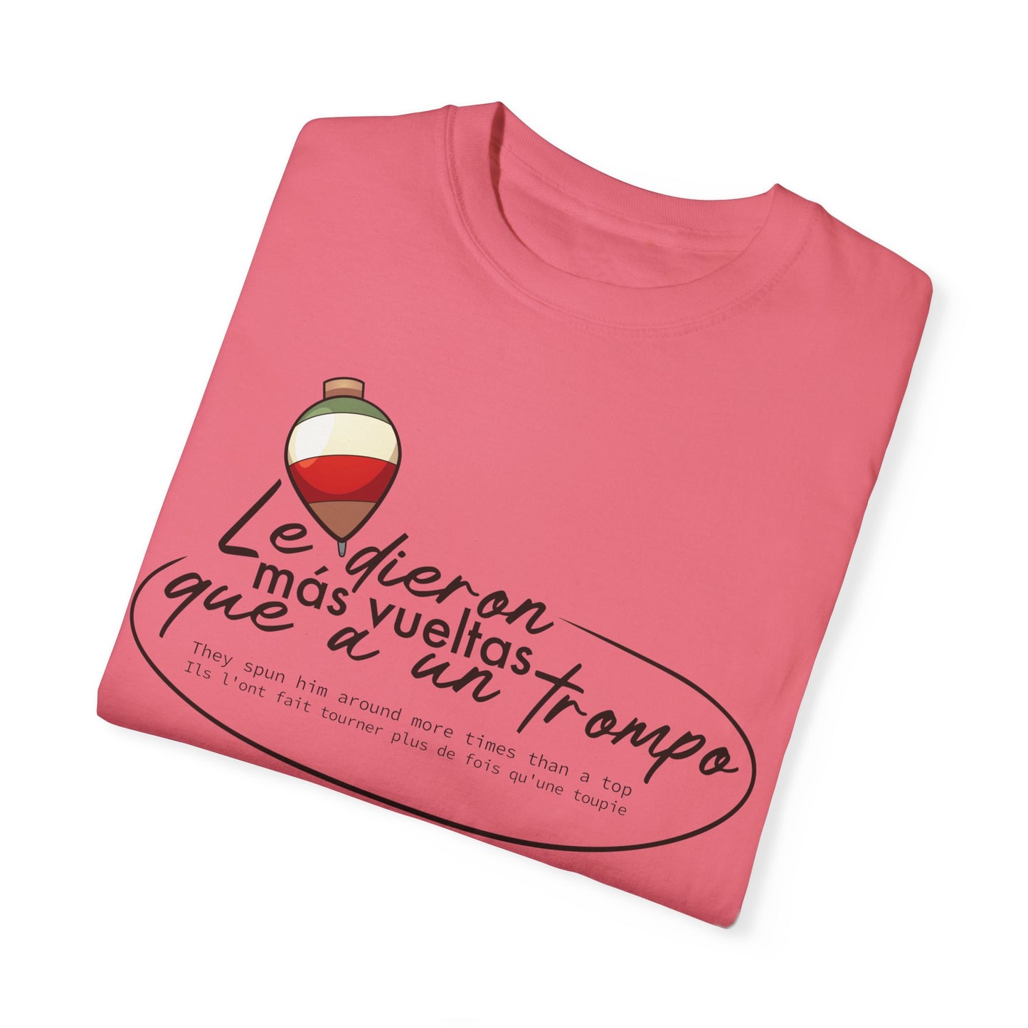 MÁS VUELTAS QUE A UN TROMPO - Camiseta Unisex Softstyle