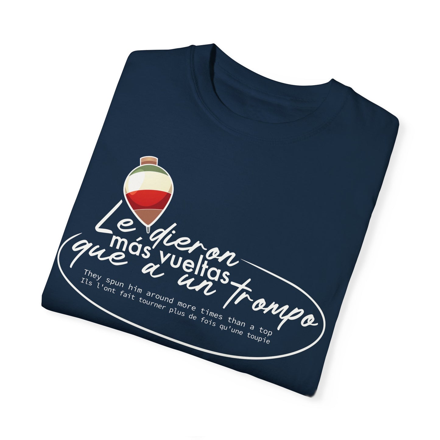 MÁS VUELTAS QUE A UN TROMPO - Camiseta Unisex Softstyle