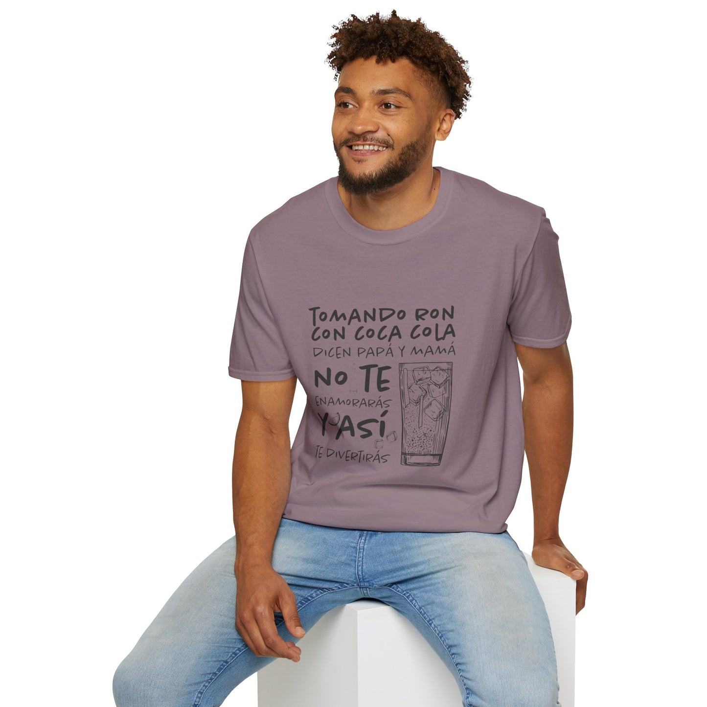 TOMANDO RON CON COCA COLA - Camiseta Unisex Softstyle