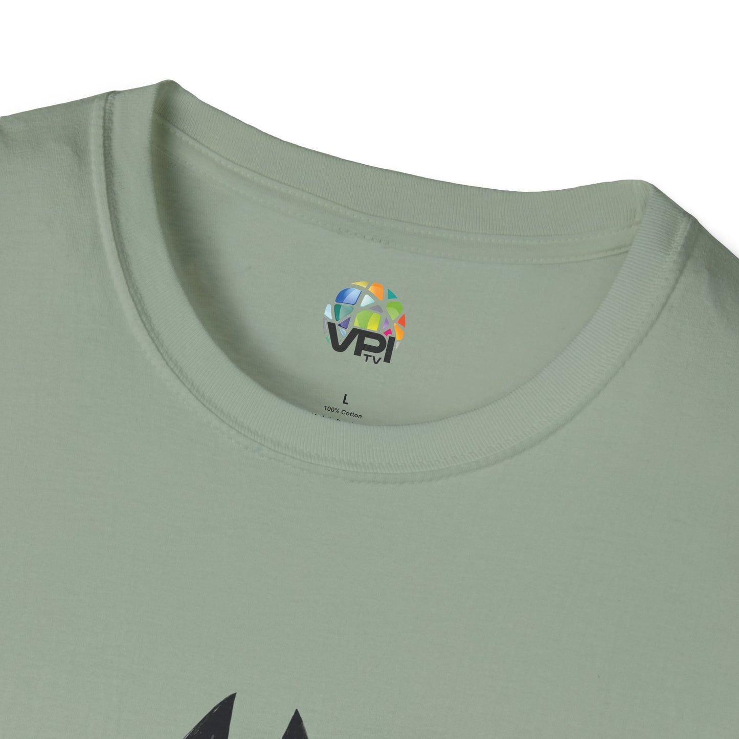 TIENE MÁS MAÑA QUE UN GATO TUERTO - Camiseta Unisex Softstyle