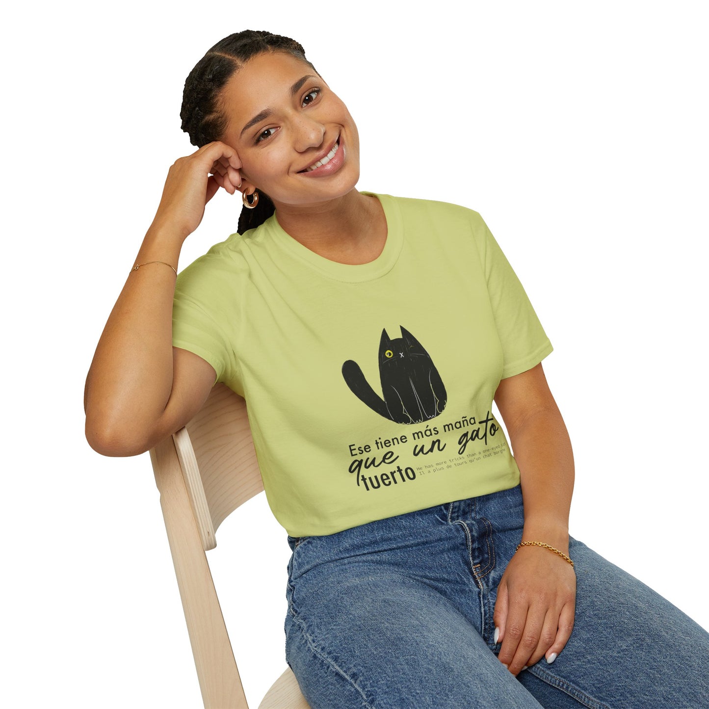 TIENE MÁS MAÑA QUE UN GATO TUERTO - Camiseta Unisex Softstyle