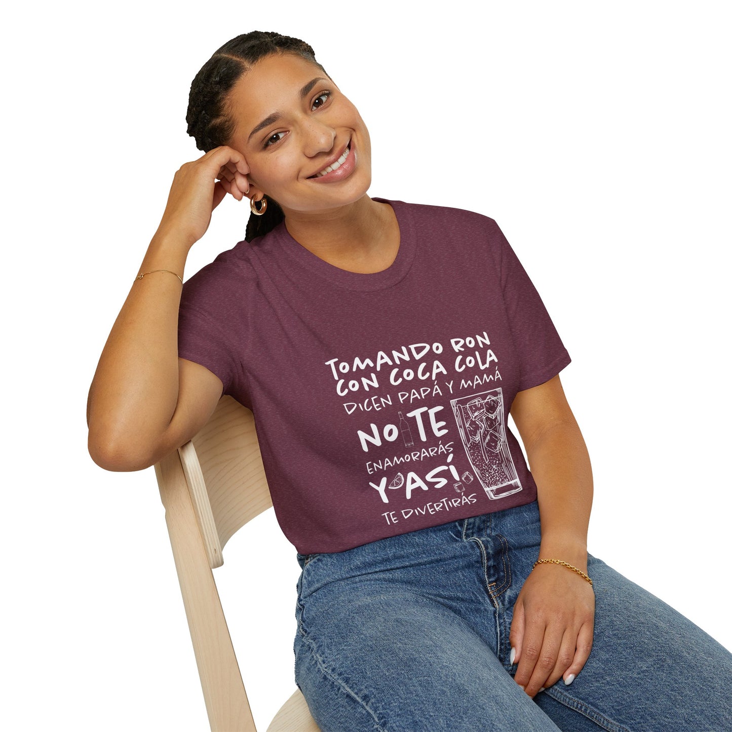 TOMANDO RON CON COCA COLA - Camiseta Unisex Softstyle