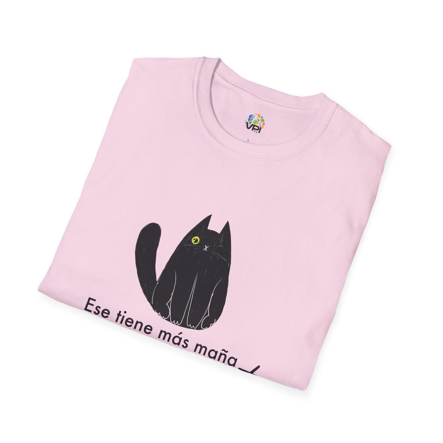 TIENE MÁS MAÑA QUE UN GATO TUERTO - Camiseta Unisex Softstyle
