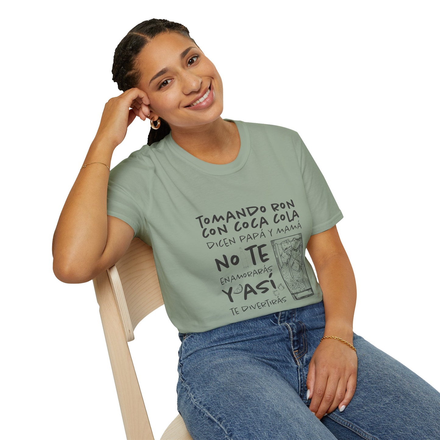 TOMANDO RON CON COCA COLA - Camiseta Unisex Softstyle