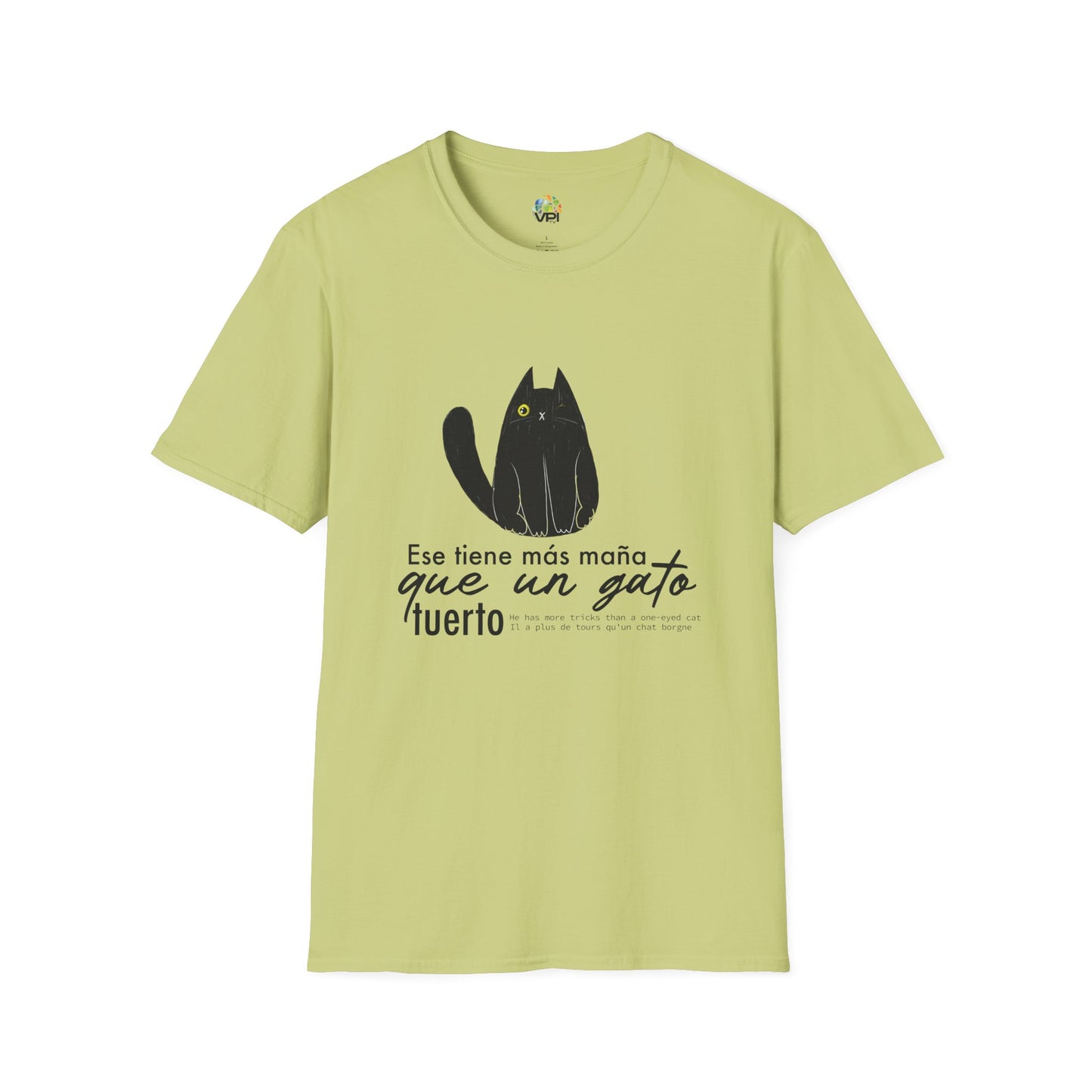 TIENE MÁS MAÑA QUE UN GATO TUERTO - Camiseta Unisex Softstyle