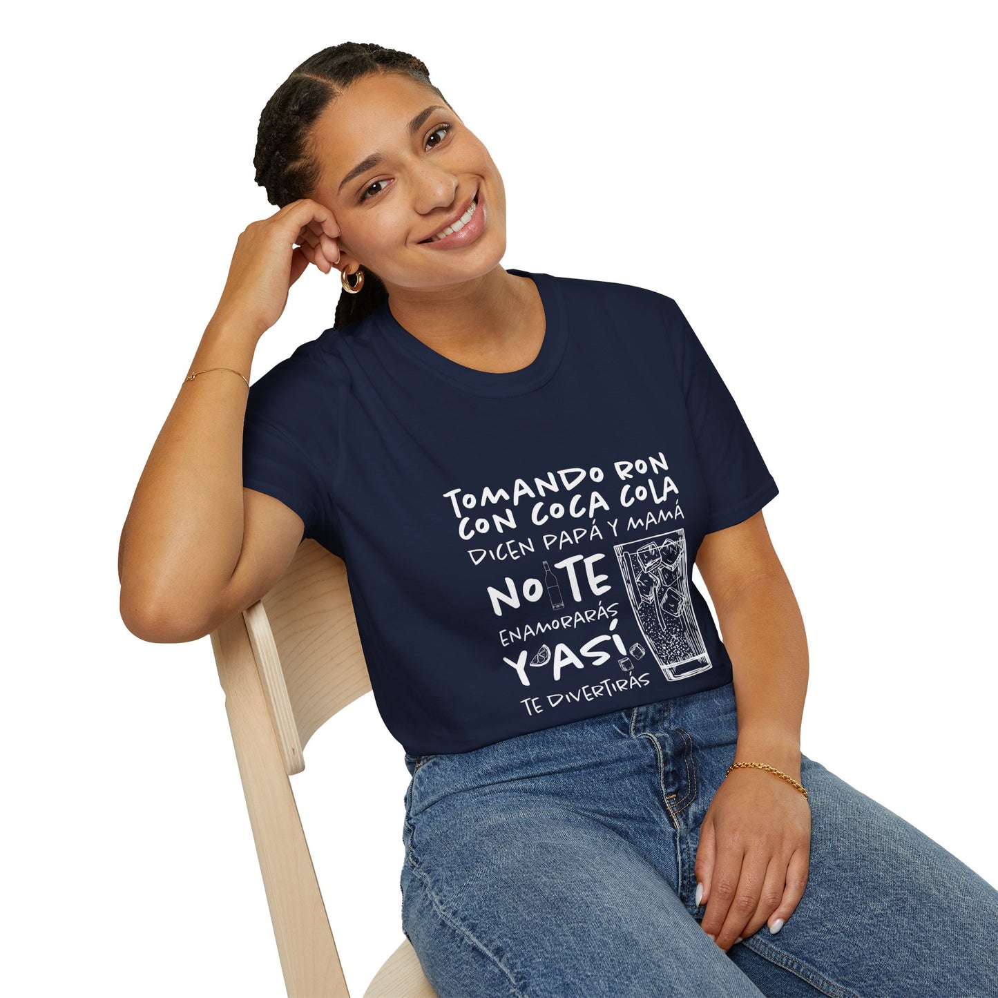 TOMANDO RON CON COCA COLA - Camiseta Unisex Softstyle