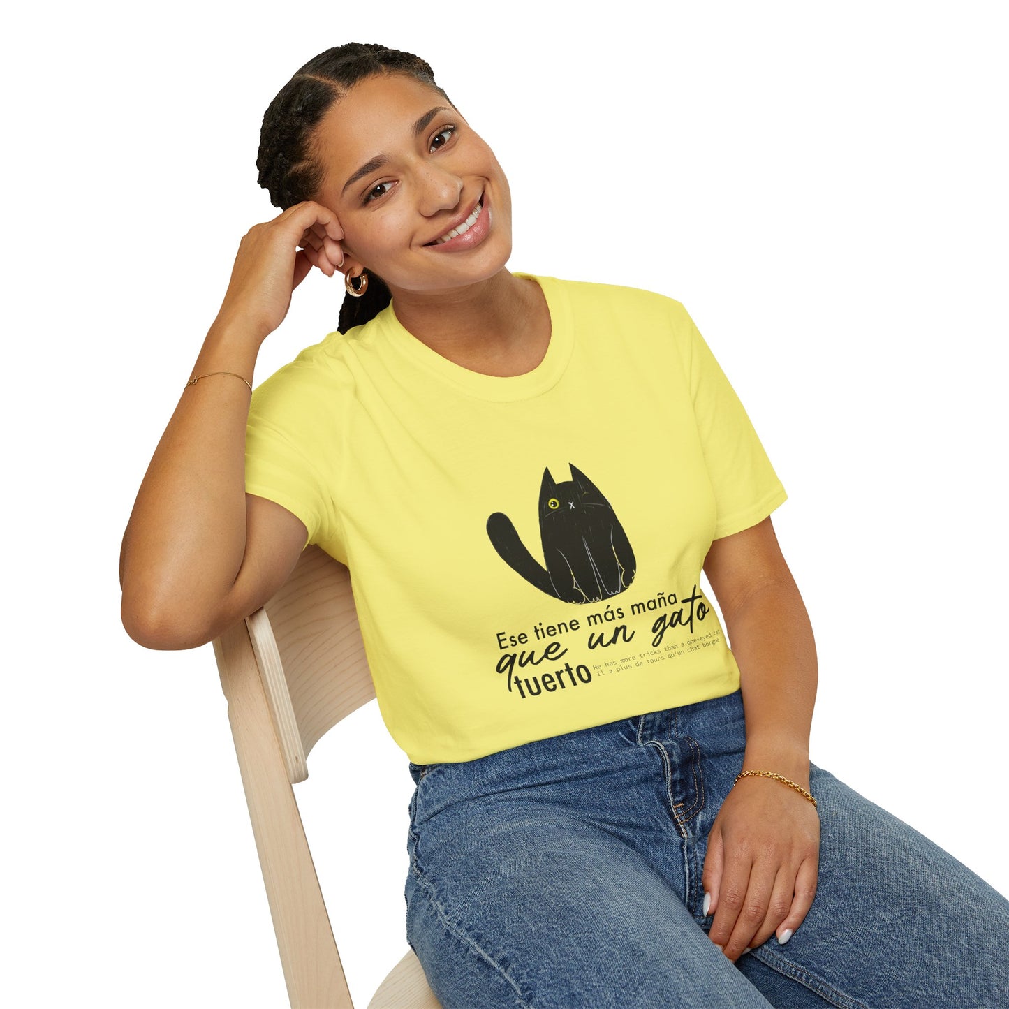 TIENE MÁS MAÑA QUE UN GATO TUERTO - Camiseta Unisex Softstyle