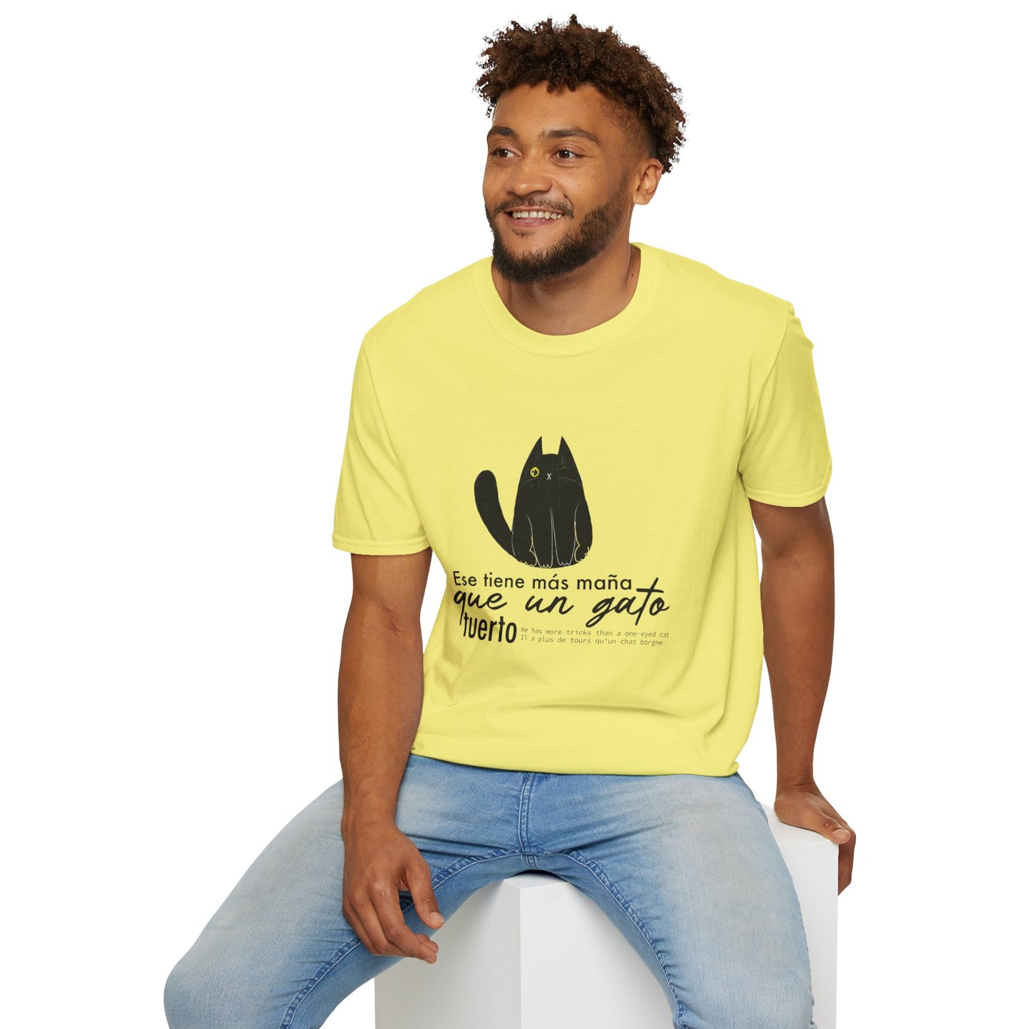 TIENE MÁS MAÑA QUE UN GATO TUERTO - Camiseta Unisex Softstyle