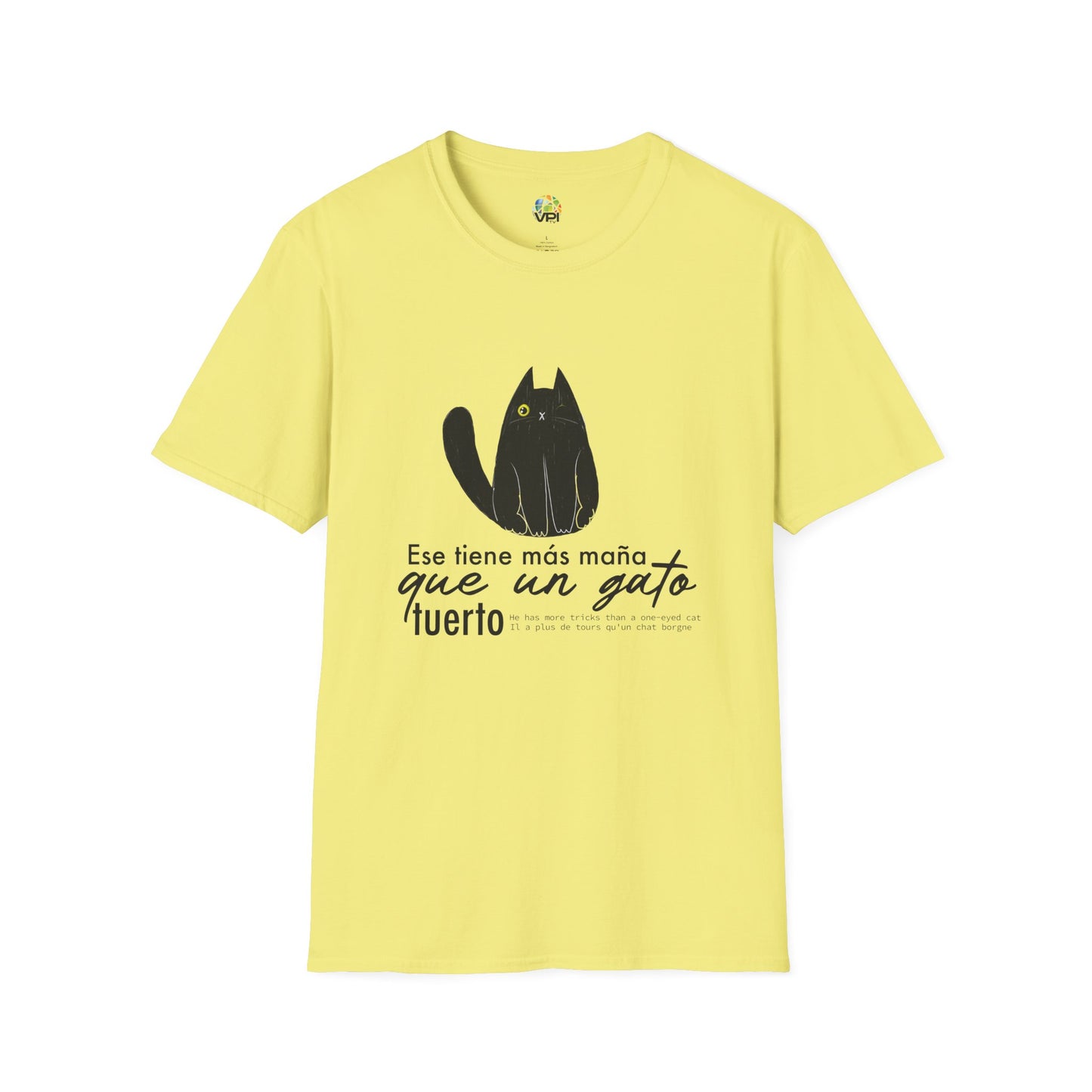 TIENE MÁS MAÑA QUE UN GATO TUERTO - Camiseta Unisex Softstyle