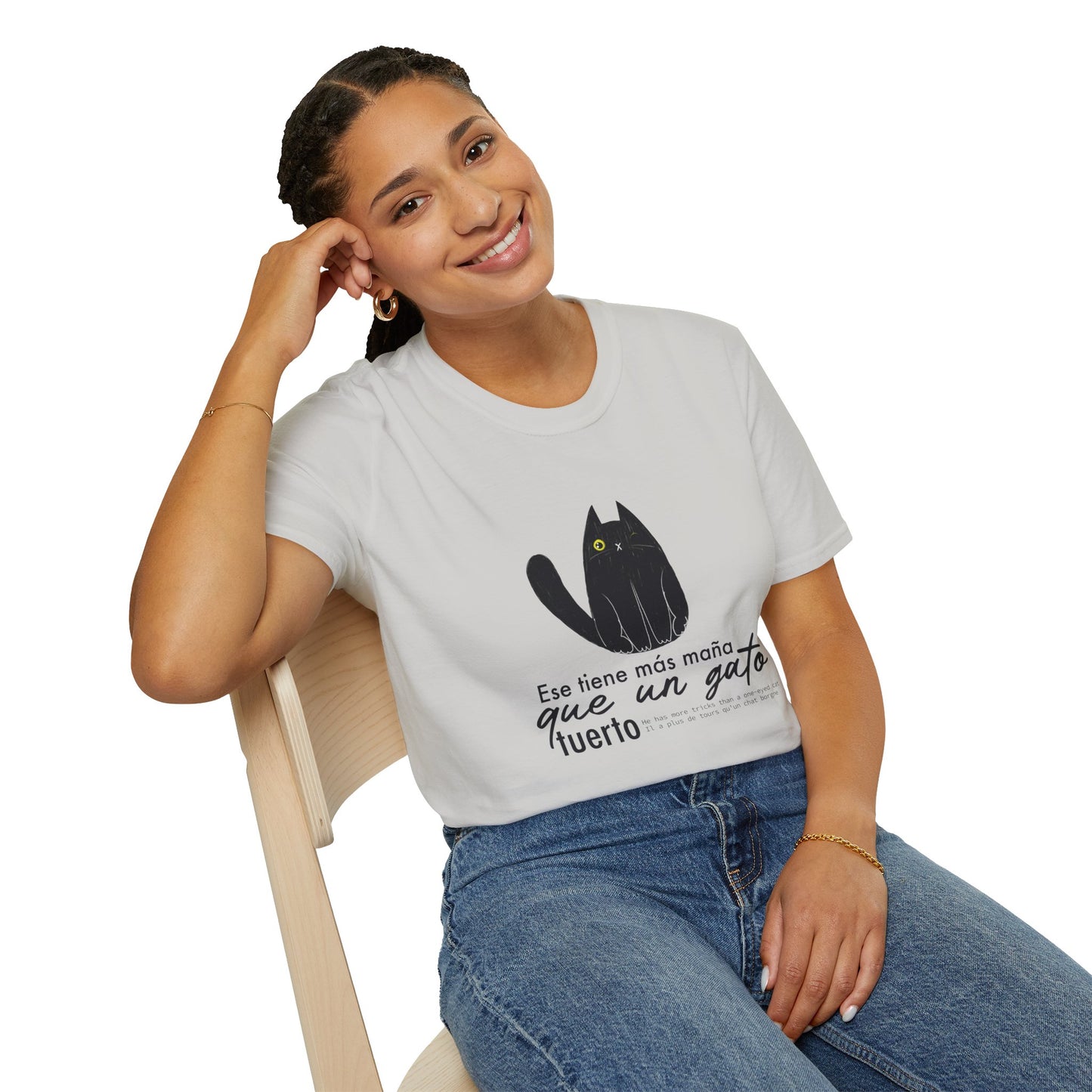 TIENE MÁS MAÑA QUE UN GATO TUERTO - Camiseta Unisex Softstyle