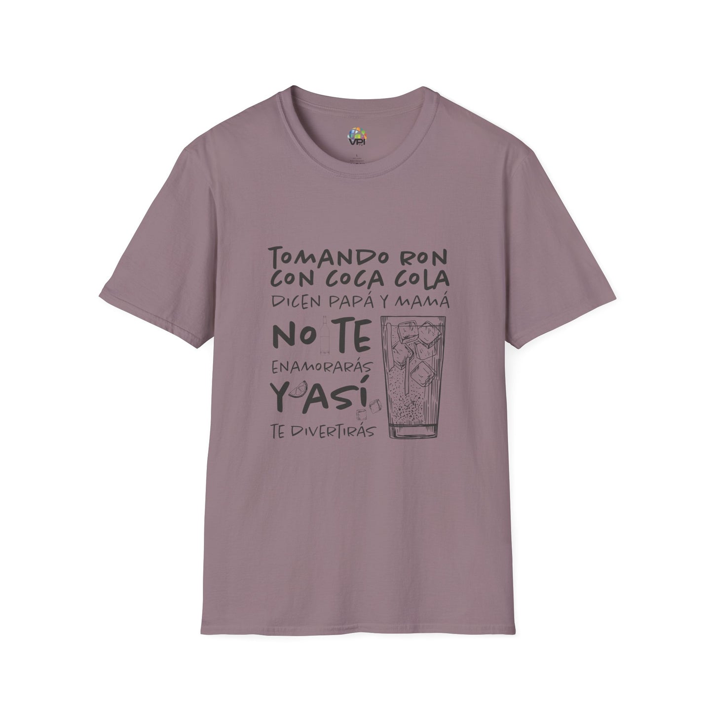 TOMANDO RON CON COCA COLA - Camiseta Unisex Softstyle