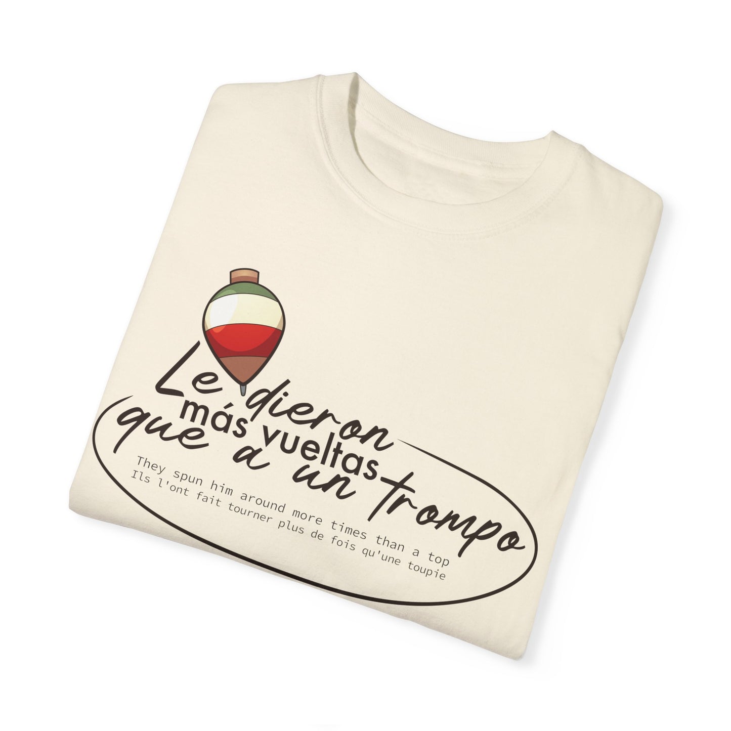 MÁS VUELTAS QUE A UN TROMPO - Camiseta Unisex Softstyle
