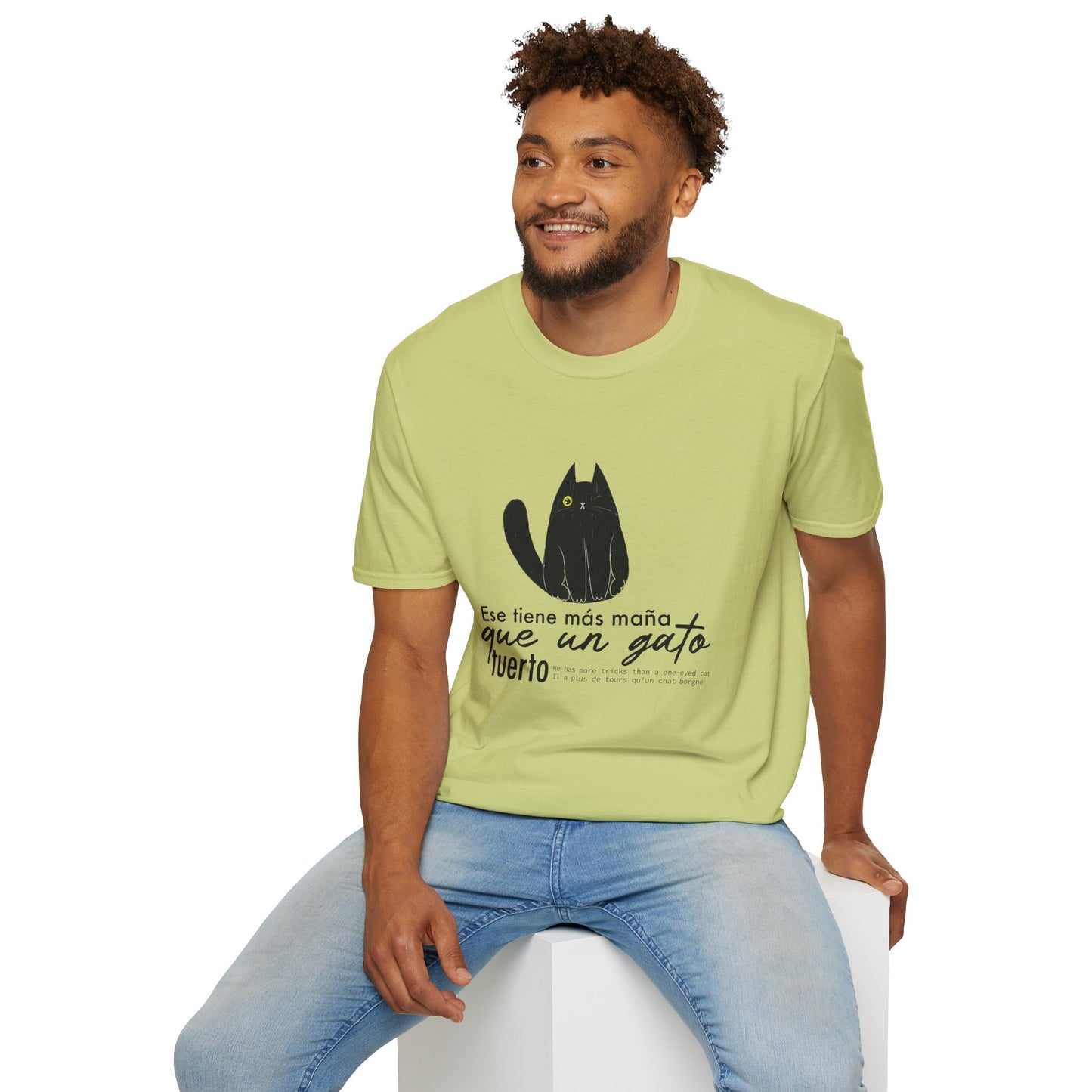 TIENE MÁS MAÑA QUE UN GATO TUERTO - Camiseta Unisex Softstyle