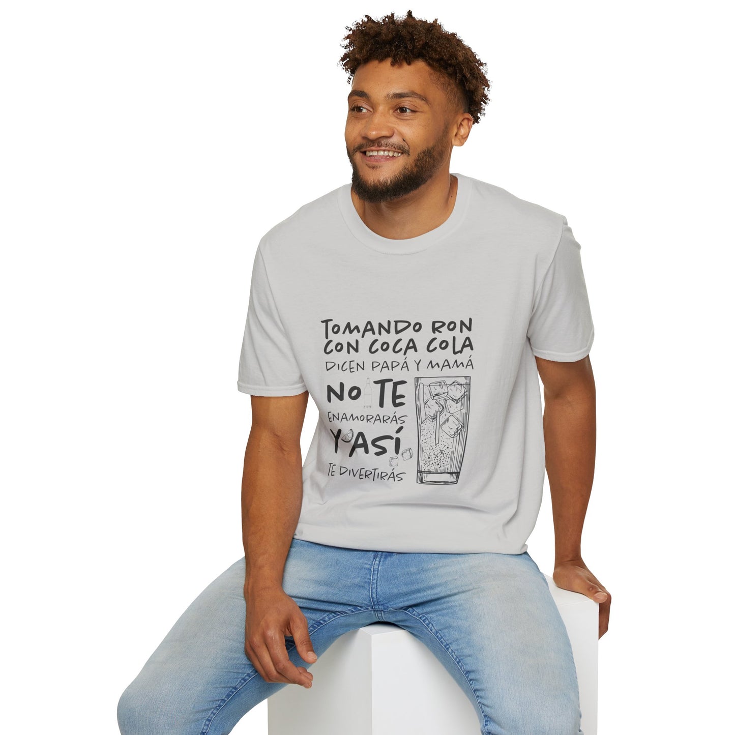 TOMANDO RON CON COCA COLA - Camiseta Unisex Softstyle