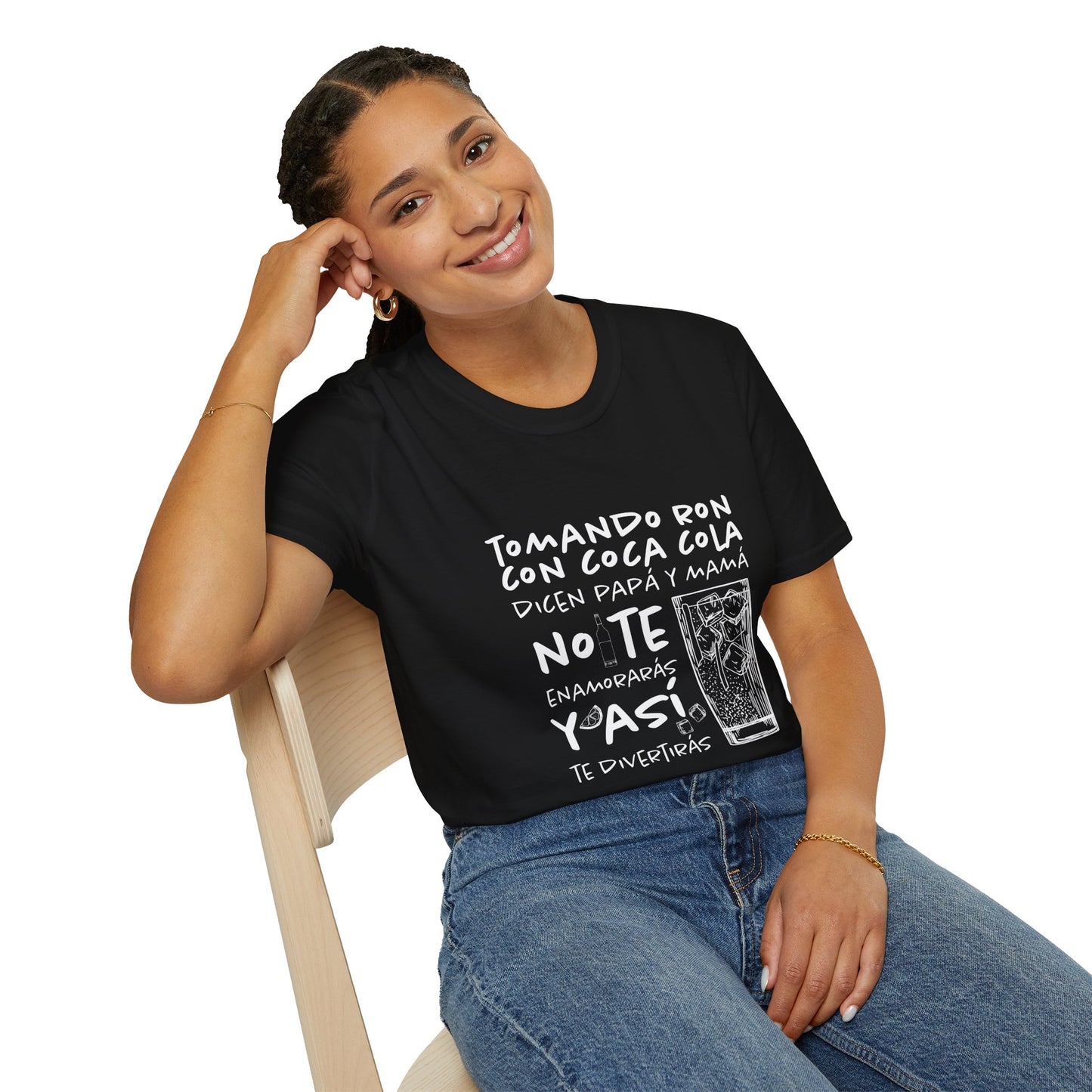 TOMANDO RON CON COCA COLA - Camiseta Unisex Softstyle