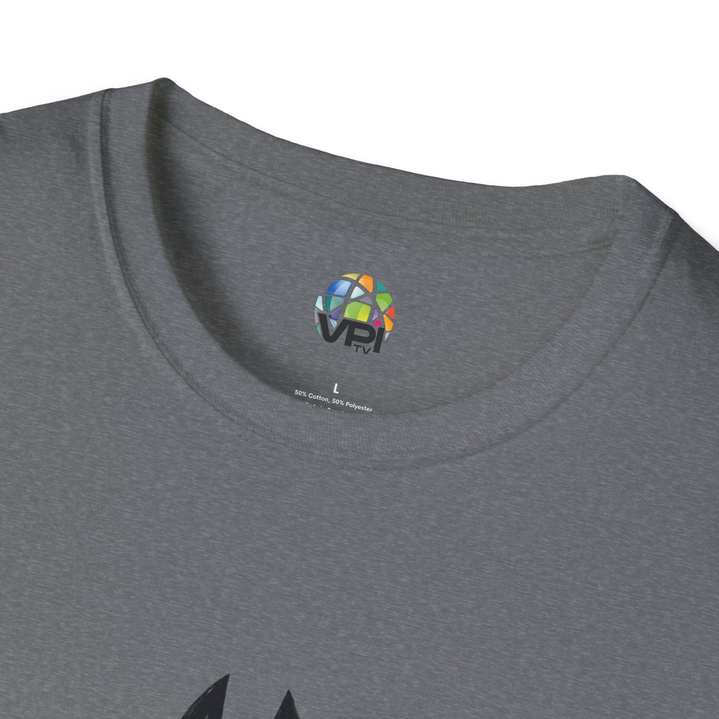 TIENE MÁS MAÑA QUE UN GATO TUERTO - Camiseta Unisex Softstyle
