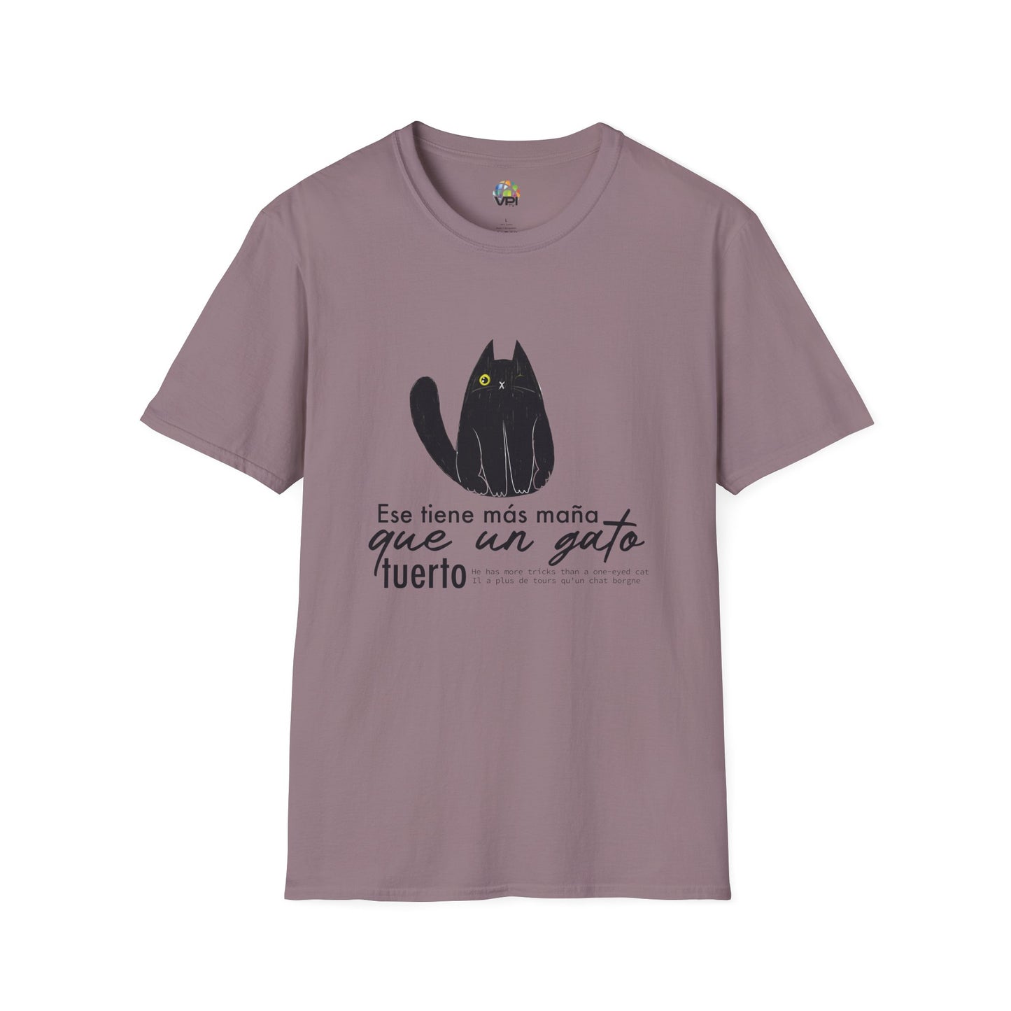 TIENE MÁS MAÑA QUE UN GATO TUERTO - Camiseta Unisex Softstyle