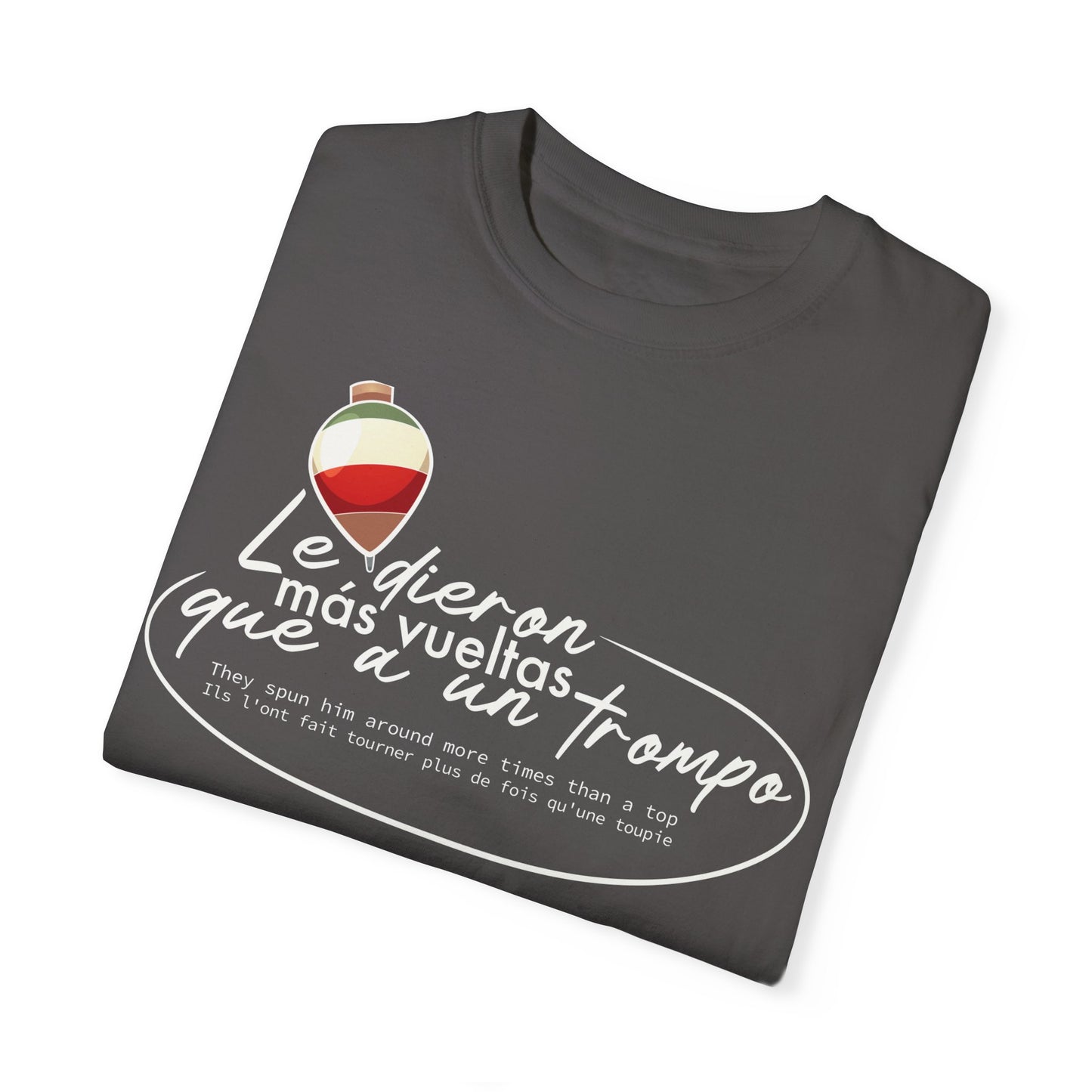 MÁS VUELTAS QUE A UN TROMPO - Camiseta Unisex Softstyle