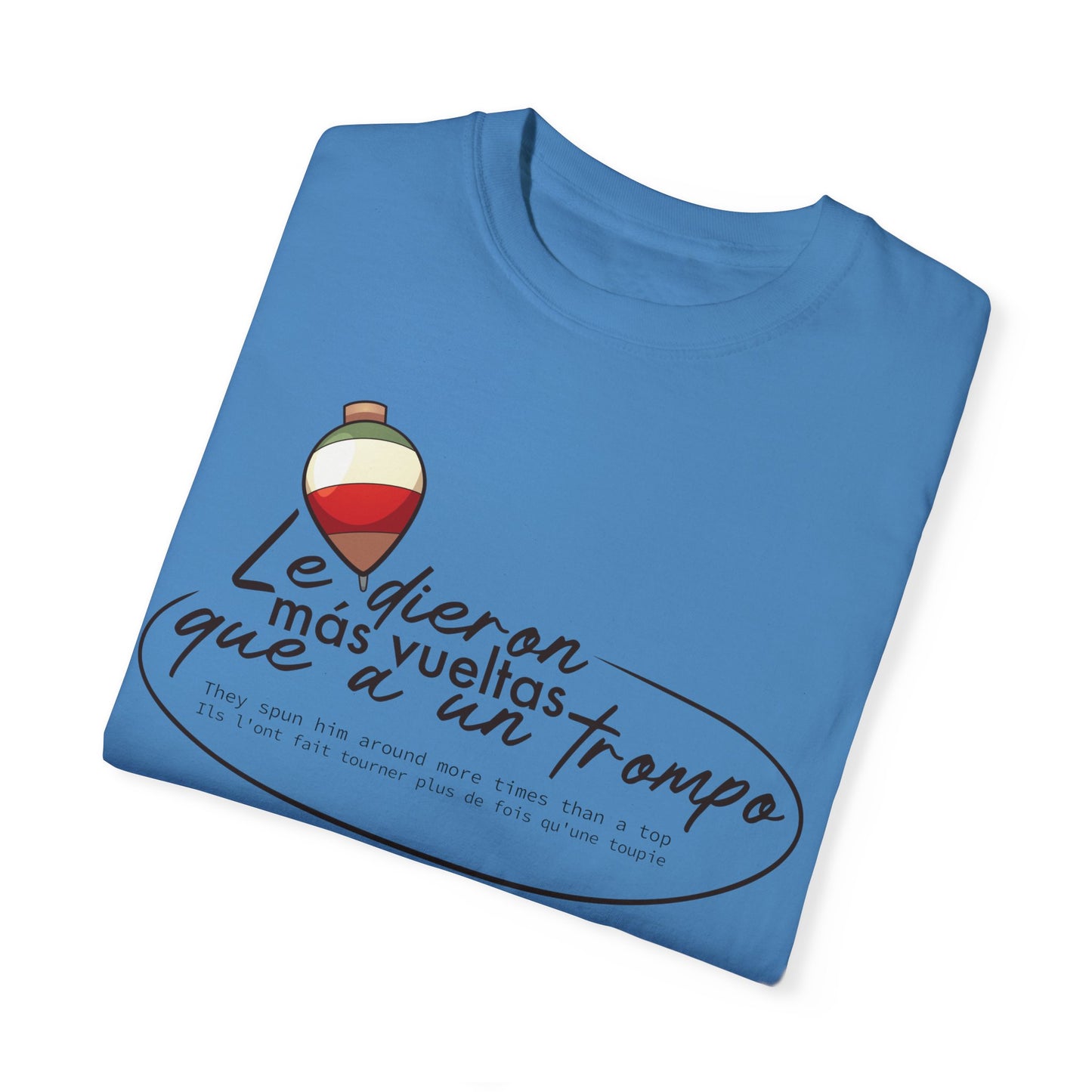 MÁS VUELTAS QUE A UN TROMPO - Camiseta Unisex Softstyle
