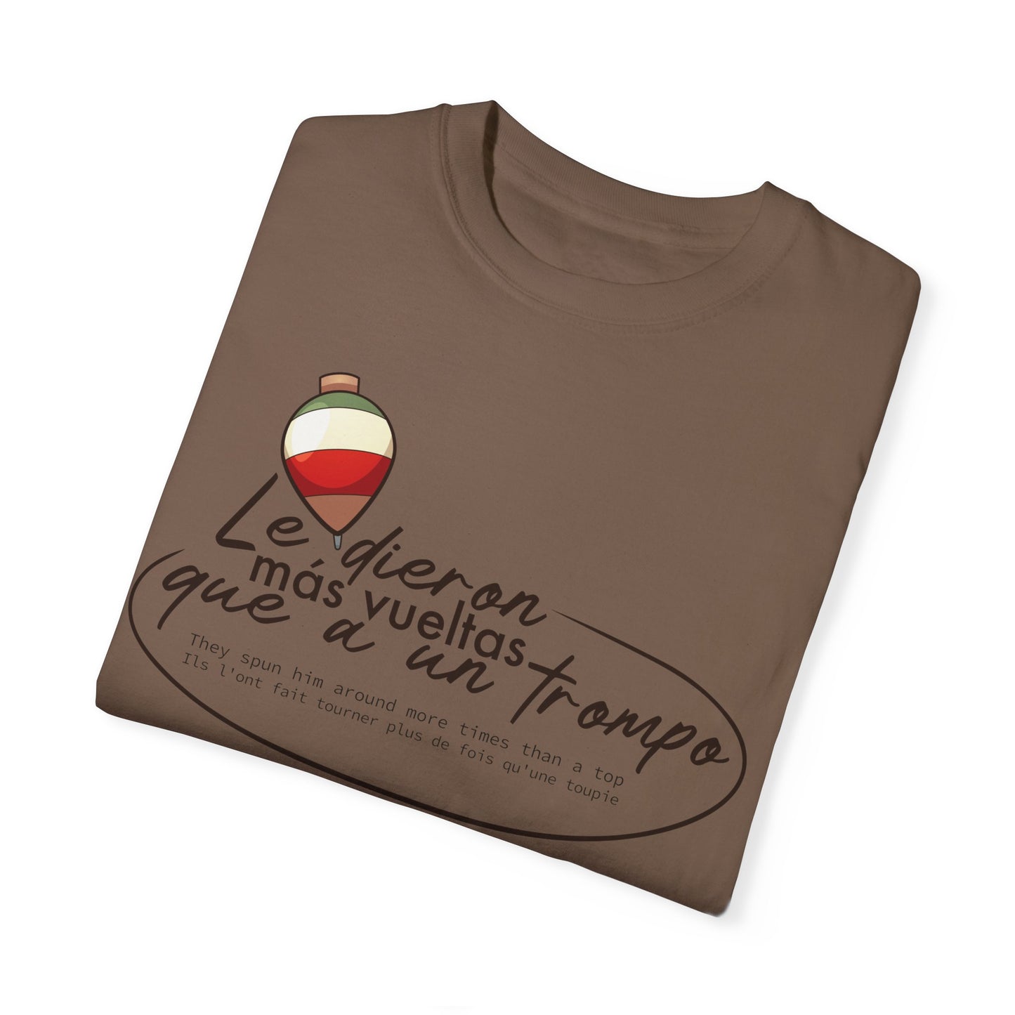 MÁS VUELTAS QUE A UN TROMPO - Camiseta Unisex Softstyle
