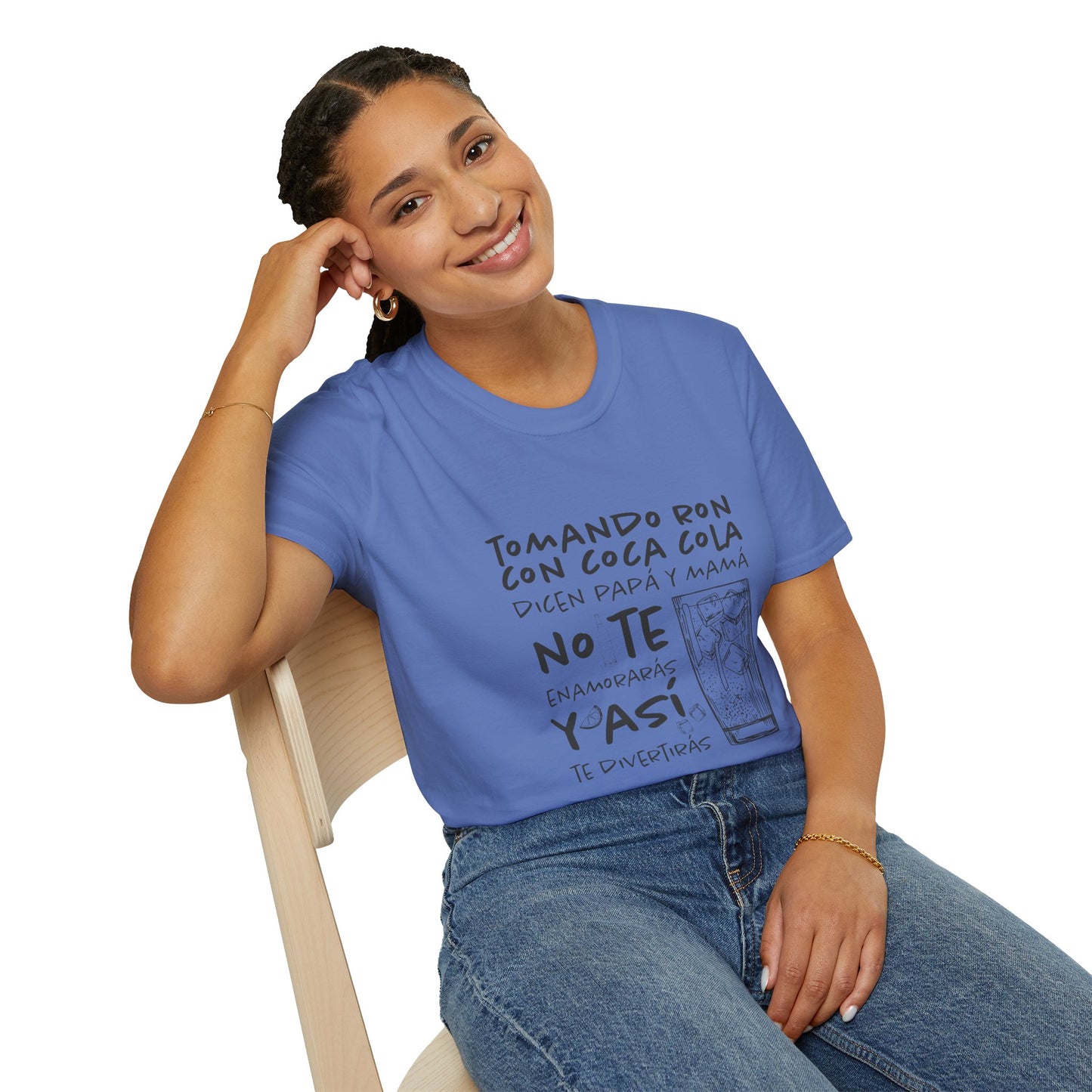 TOMANDO RON CON COCA COLA - Camiseta Unisex Softstyle