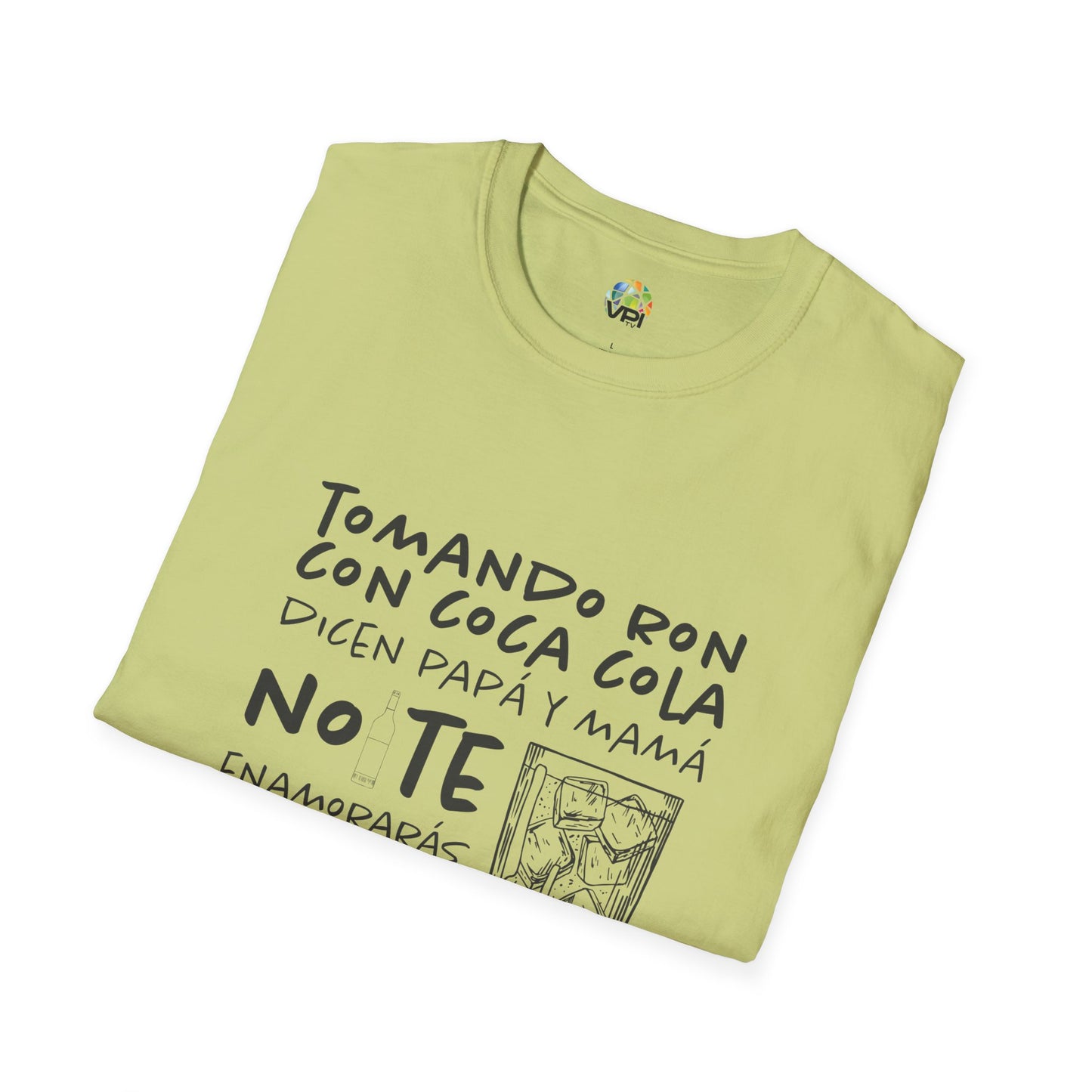 TOMANDO RON CON COCA COLA - Camiseta Unisex Softstyle