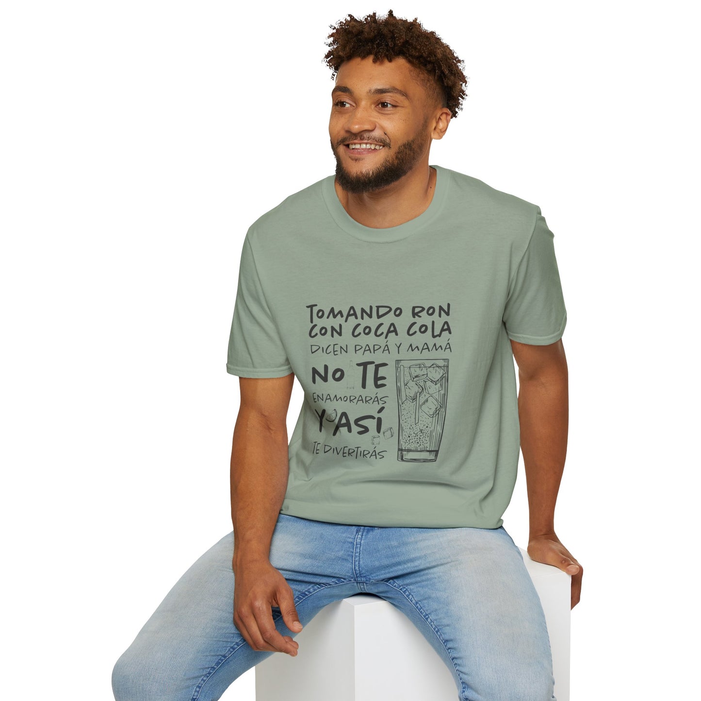 TOMANDO RON CON COCA COLA - Camiseta Unisex Softstyle