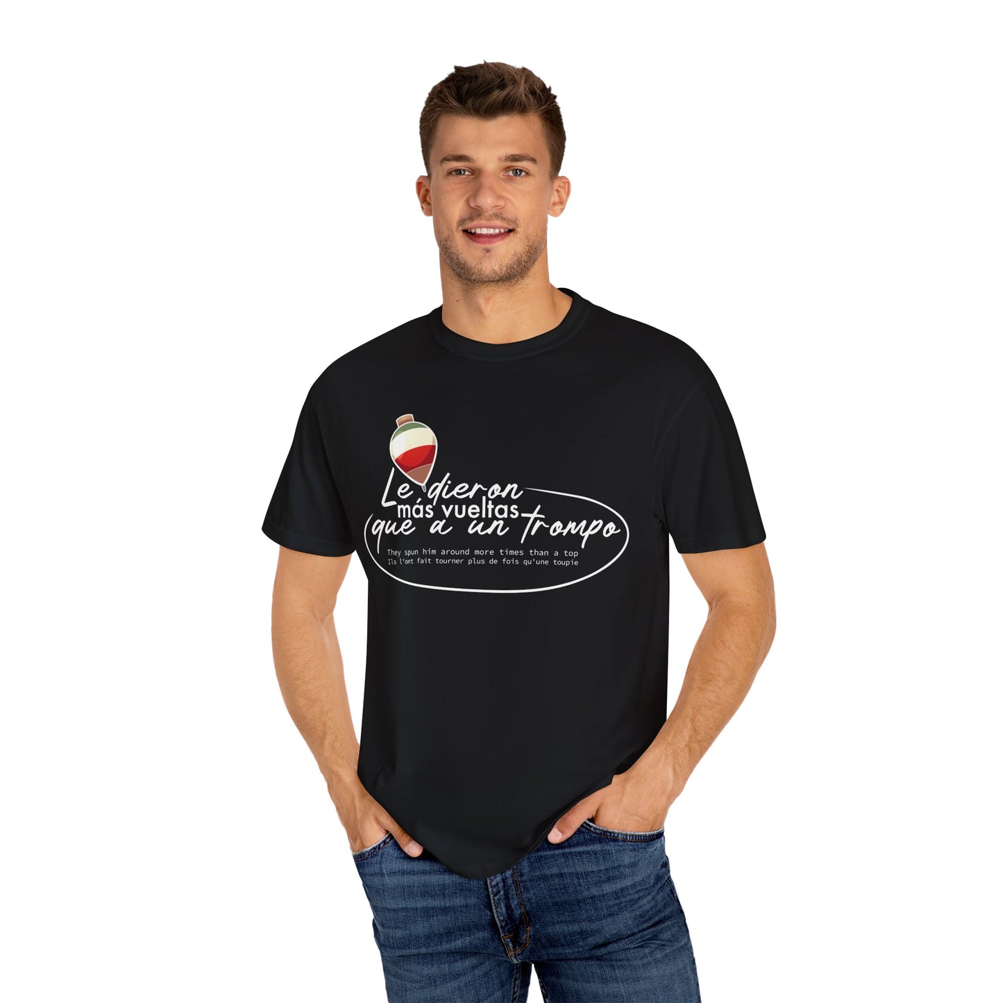 MÁS VUELTAS QUE A UN TROMPO - Camiseta Unisex Softstyle