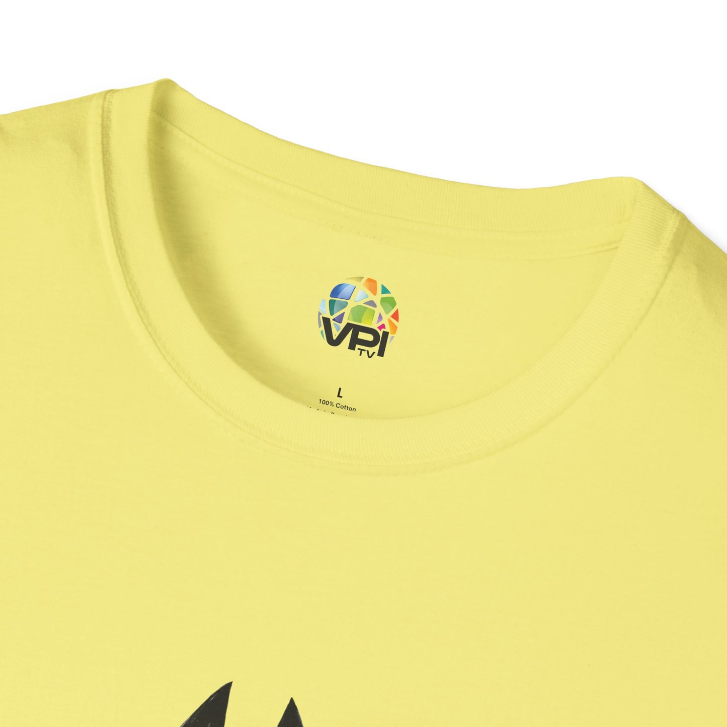 TIENE MÁS MAÑA QUE UN GATO TUERTO - Camiseta Unisex Softstyle