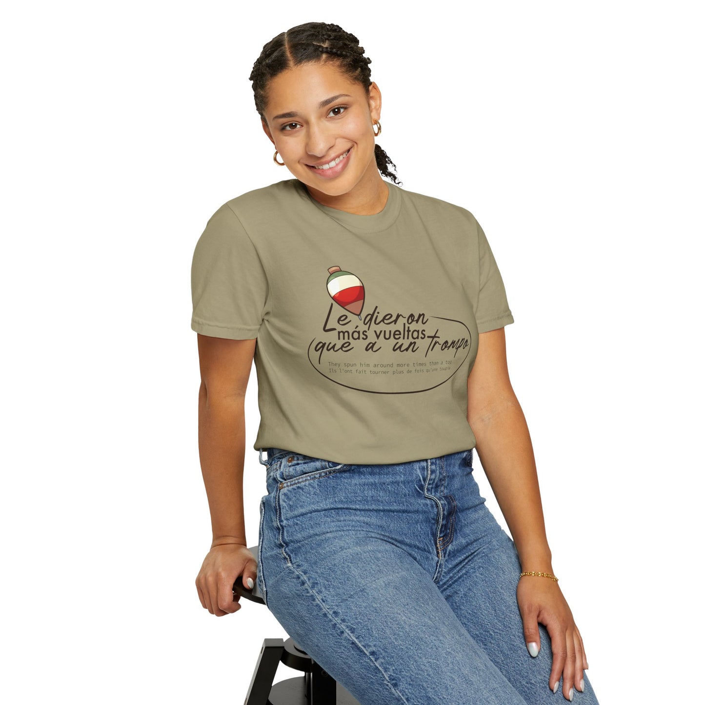 MÁS VUELTAS QUE A UN TROMPO - Camiseta Unisex Softstyle