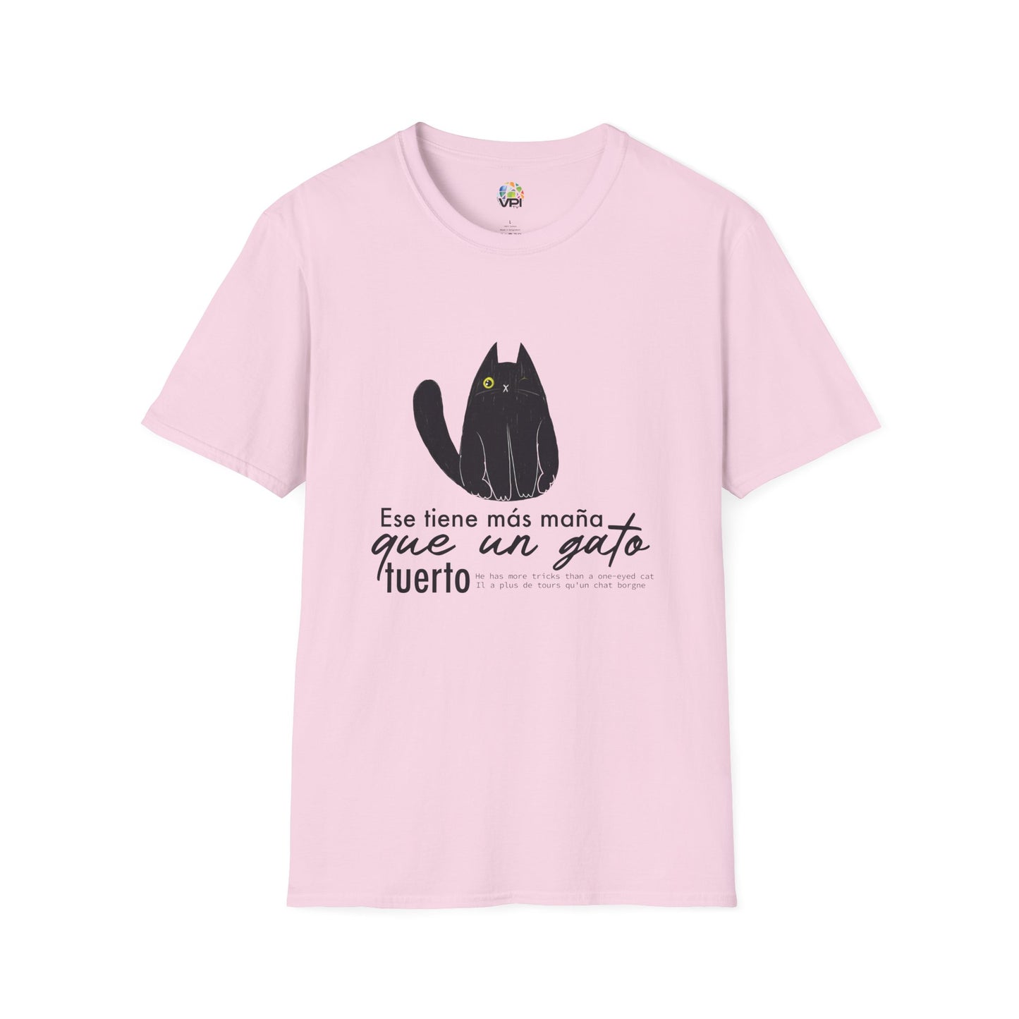 TIENE MÁS MAÑA QUE UN GATO TUERTO - Camiseta Unisex Softstyle