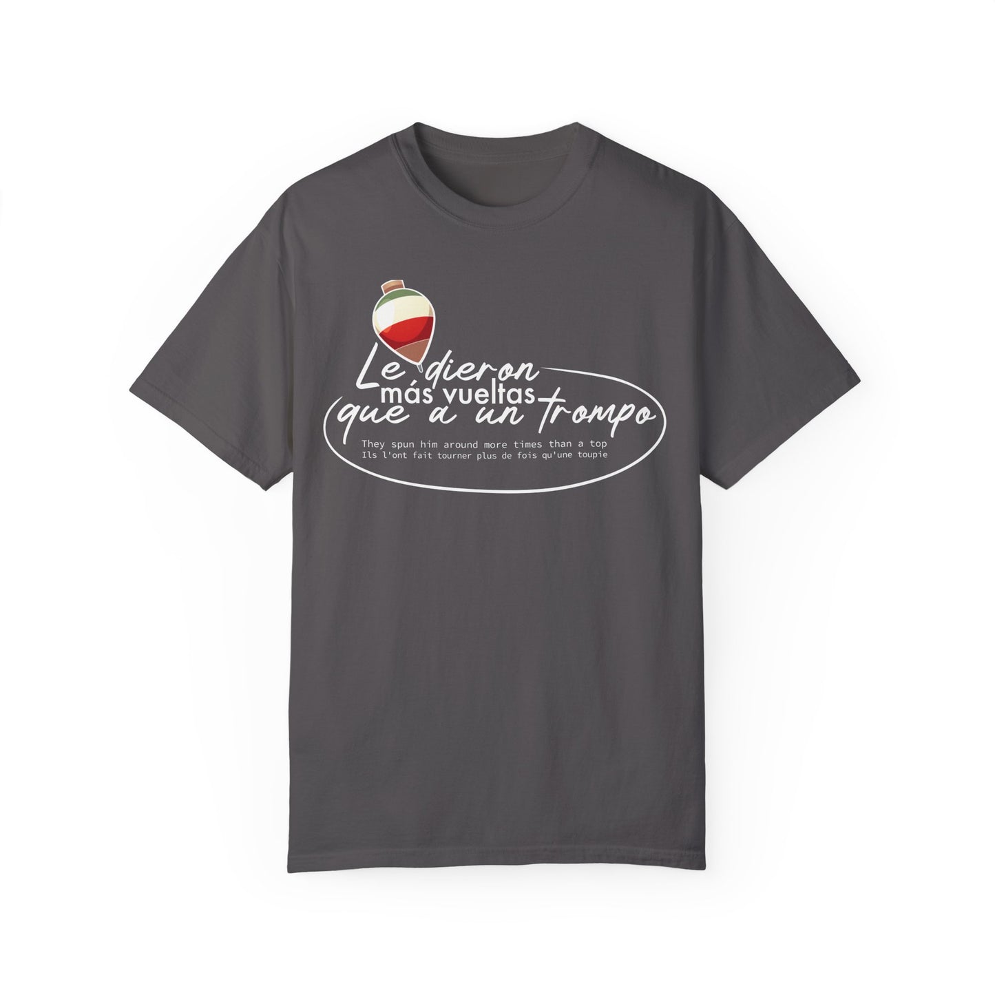 MÁS VUELTAS QUE A UN TROMPO - Camiseta Unisex Softstyle