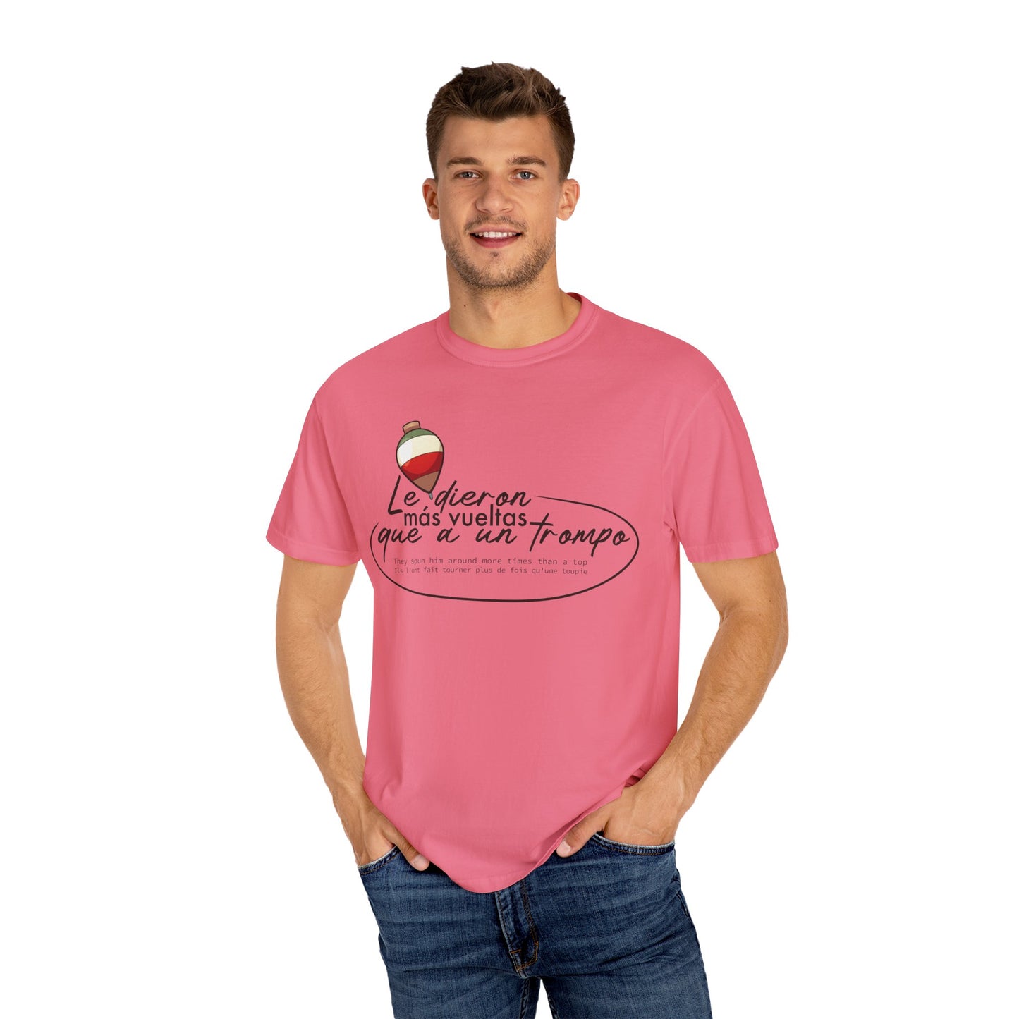 MÁS VUELTAS QUE A UN TROMPO - Camiseta Unisex Softstyle
