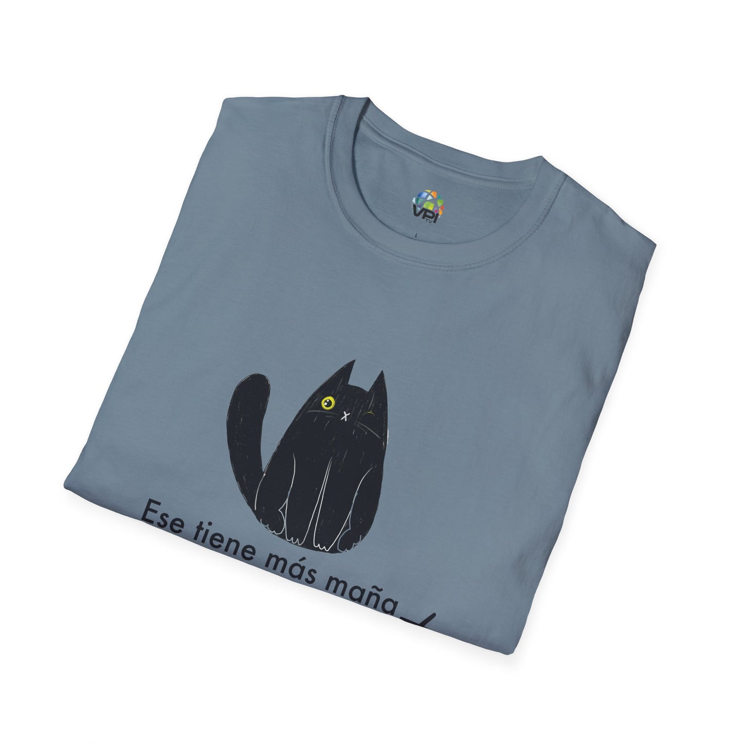 TIENE MÁS MAÑA QUE UN GATO TUERTO - Camiseta Unisex Softstyle