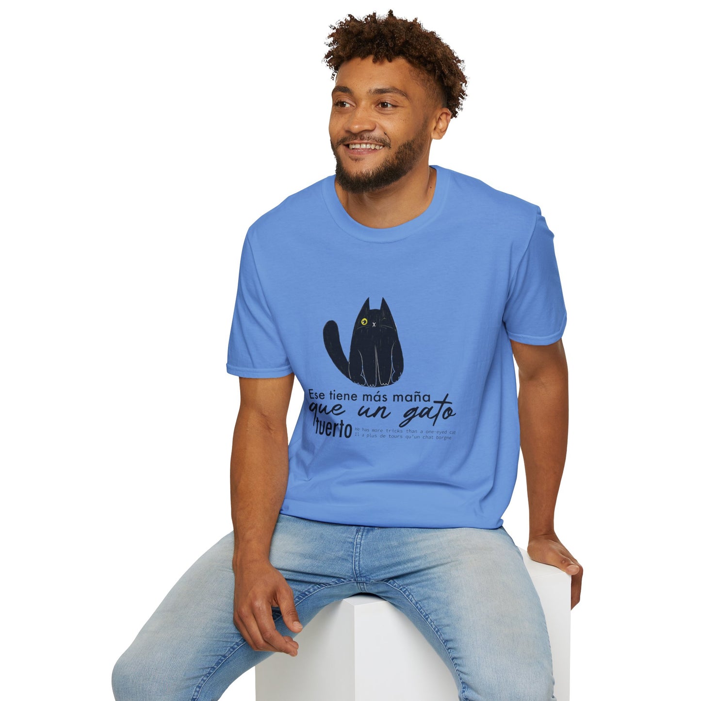 TIENE MÁS MAÑA QUE UN GATO TUERTO - Camiseta Unisex Softstyle