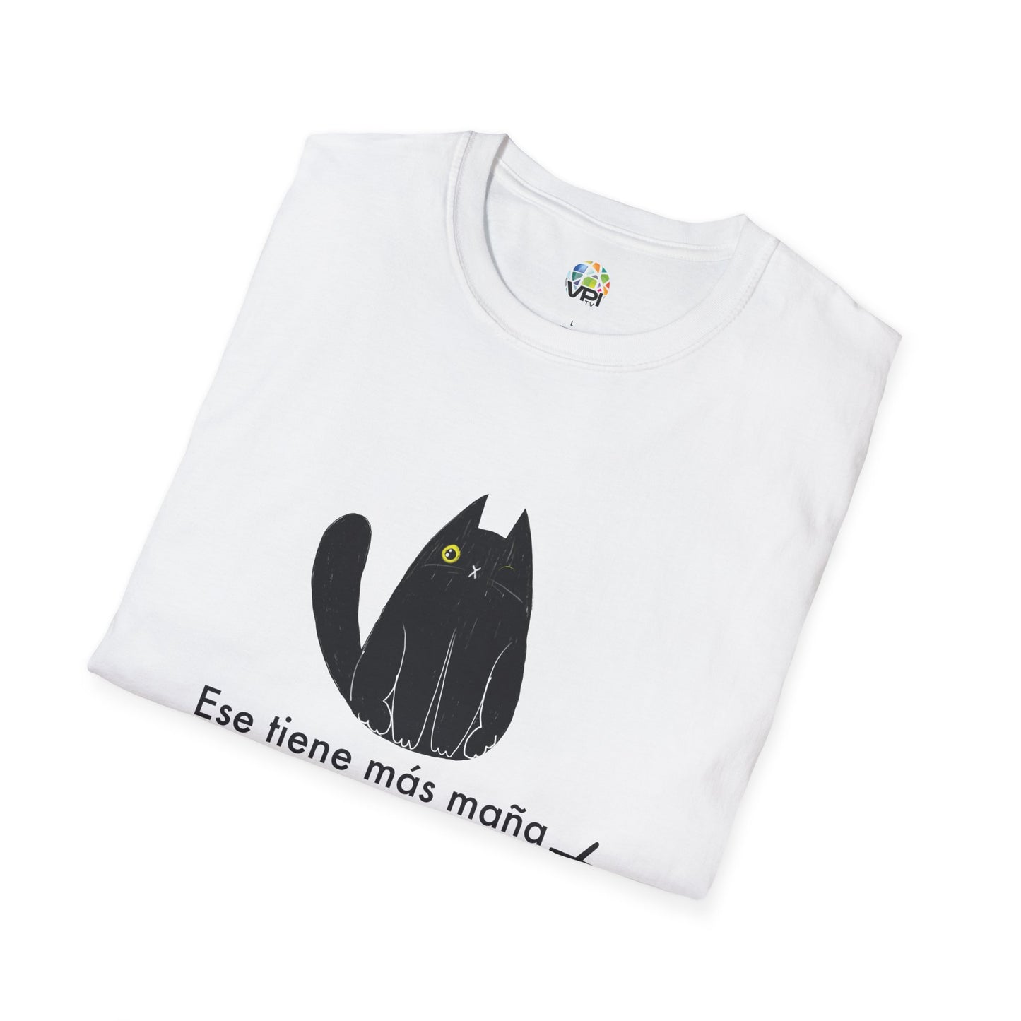 TIENE MÁS MAÑA QUE UN GATO TUERTO - Camiseta Unisex Softstyle