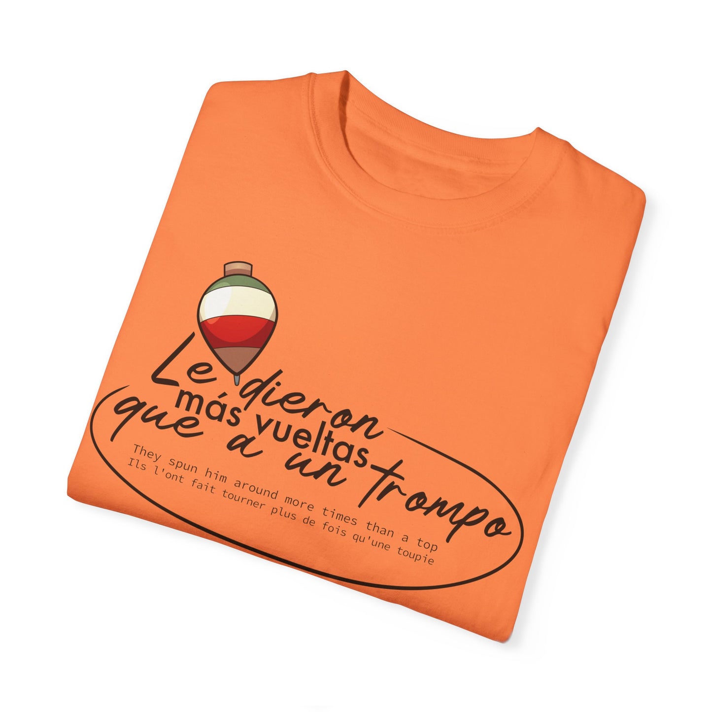 MÁS VUELTAS QUE A UN TROMPO - Camiseta Unisex Softstyle