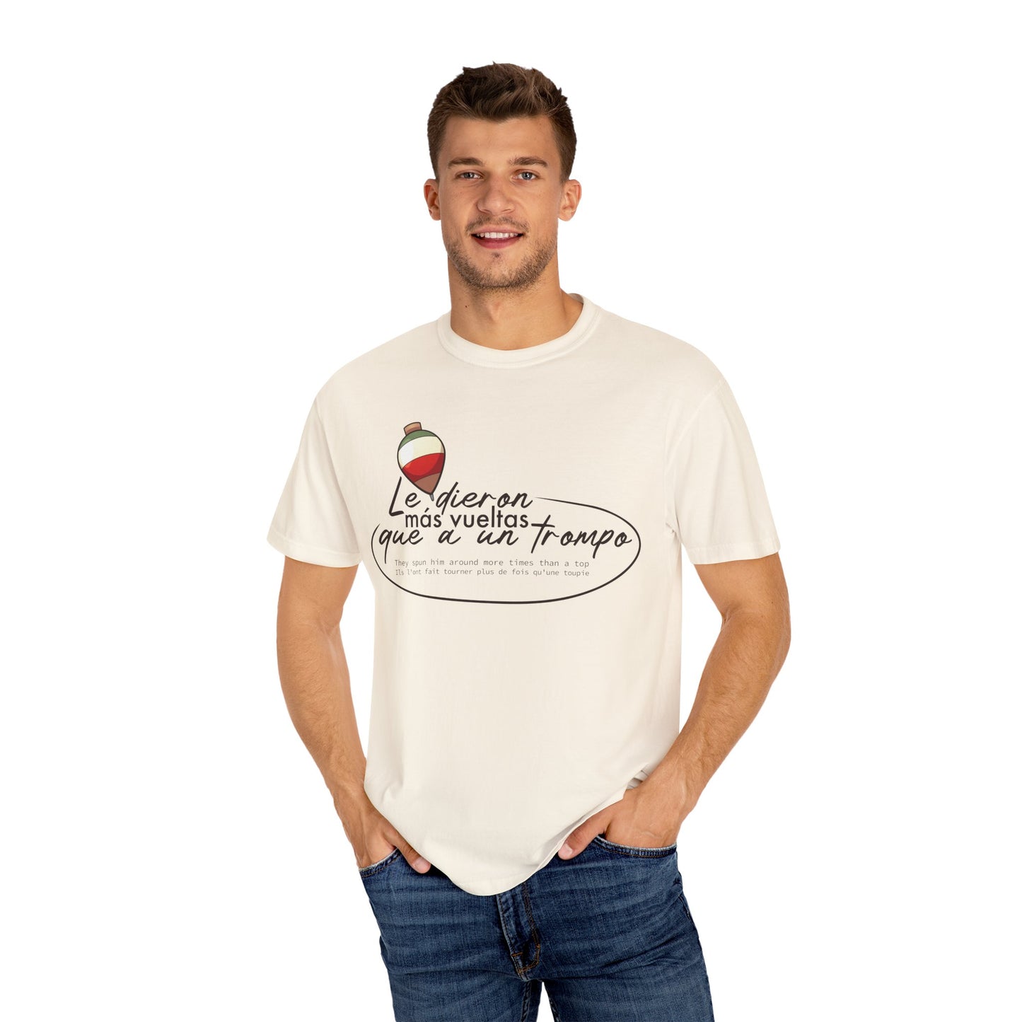 MÁS VUELTAS QUE A UN TROMPO - Camiseta Unisex Softstyle