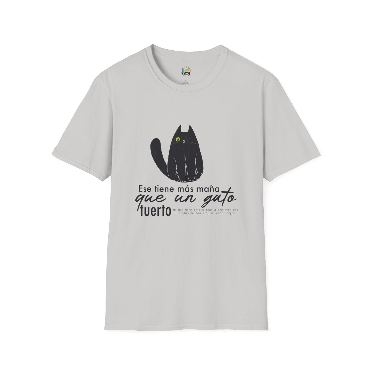 TIENE MÁS MAÑA QUE UN GATO TUERTO - Camiseta Unisex Softstyle