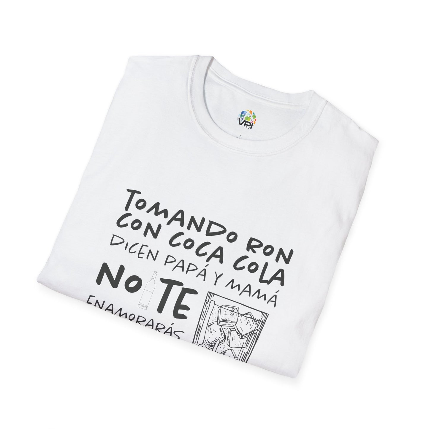 Camiseta Unisex Softstyle "Tomando Ron con Coca Cola" – Humor y Estilo Venezolano