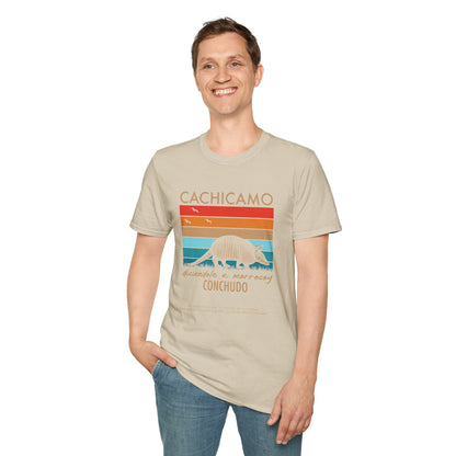 Camiseta Gráfica Unisex Softstyle – Diseño Vintage "Cachicamo Diciéndole a Morrocoy" 🐢