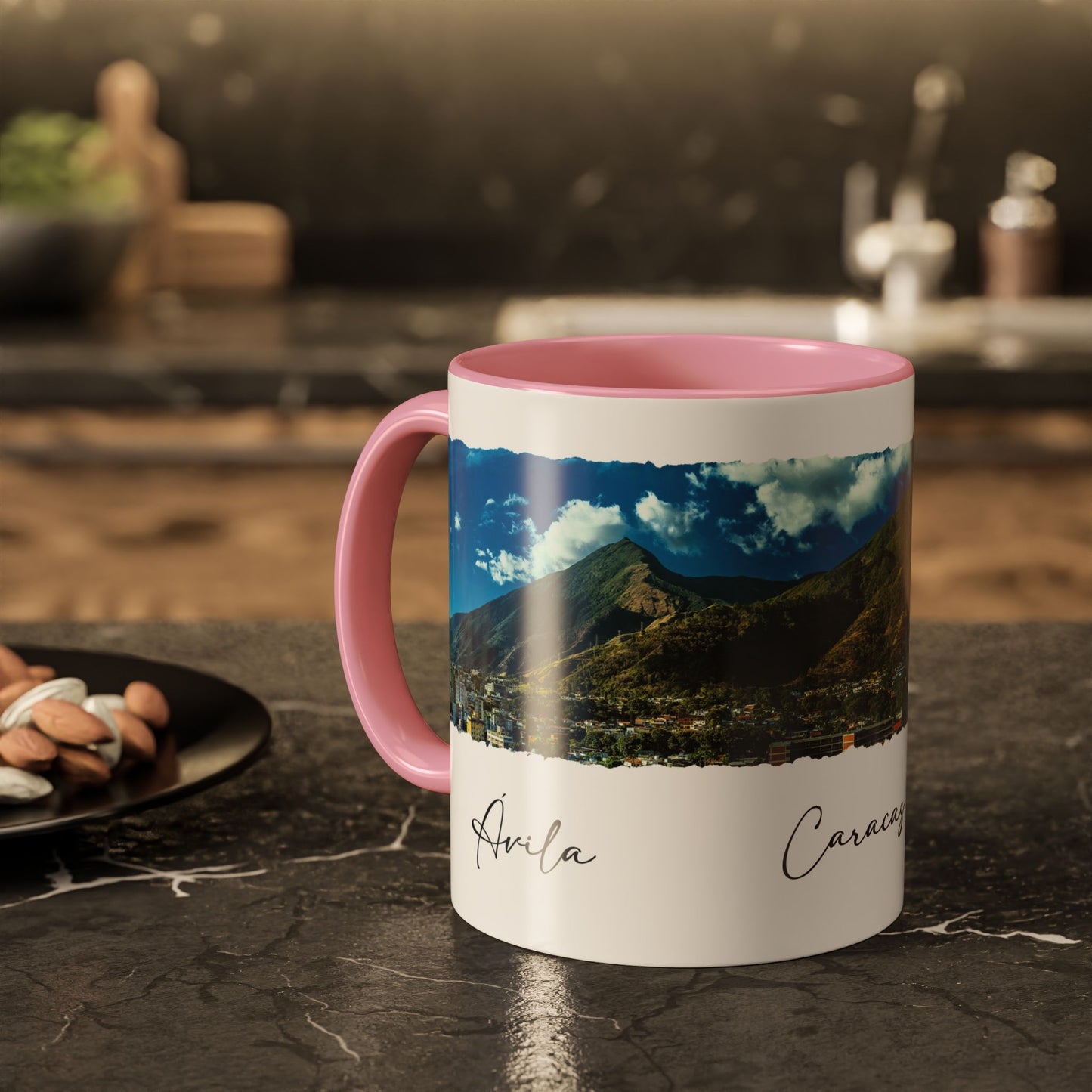 Taza con Paisaje Vibrante de Caracas – Disponibles en 11 oz y 15 oz