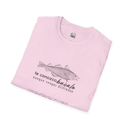 Camiseta Unisex Softstyle – "Te Conozco Bacalao, Aunque Vengas Disfrazao" 🐟😆