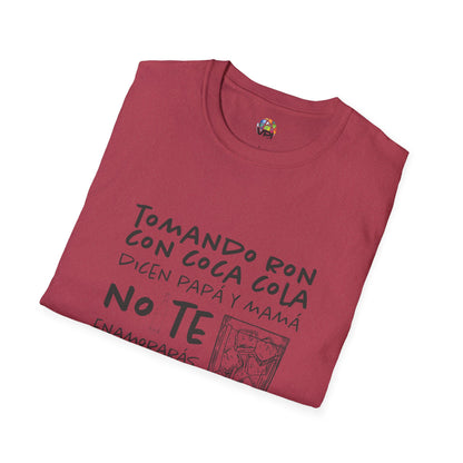 Camiseta Unisex Softstyle "Tomando Ron con Coca Cola" – Humor y Estilo Venezolano