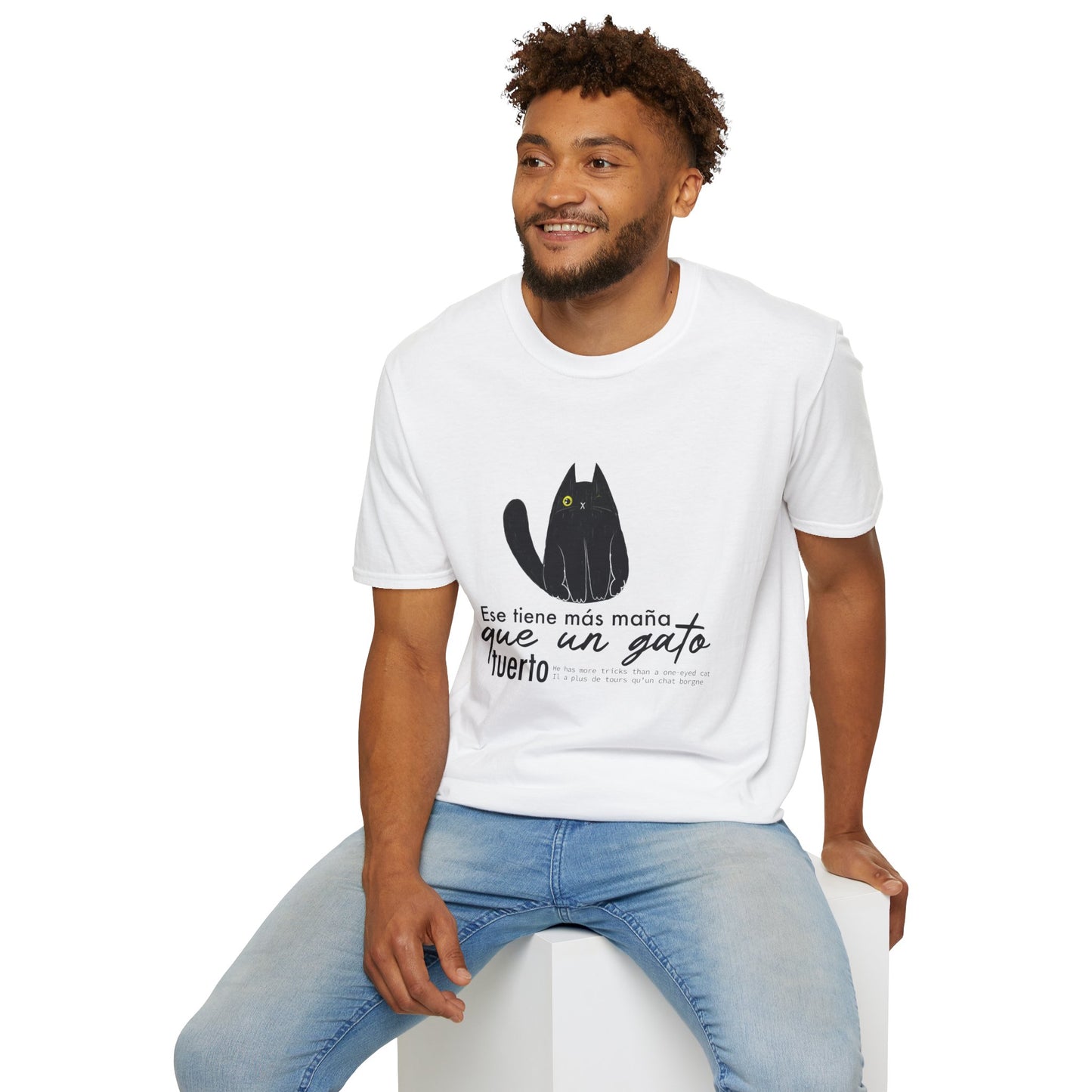 Camiseta Unisex Softstyle – ‘Ese Tiene Más Maña Que Un Gato Tuerto’