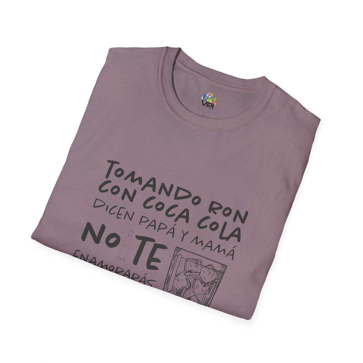 Camiseta Unisex Softstyle "Tomando Ron con Coca Cola" – Humor y Estilo Venezolano