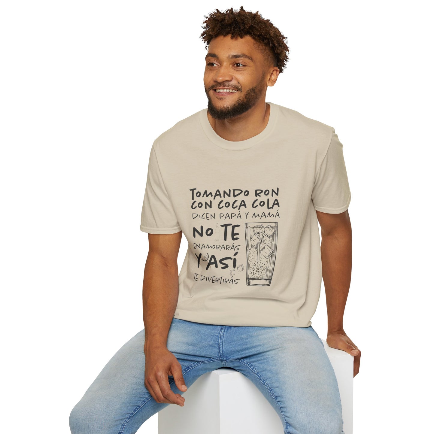 Camiseta Unisex Softstyle "Tomando Ron con Coca Cola" – Humor y Estilo Venezolano