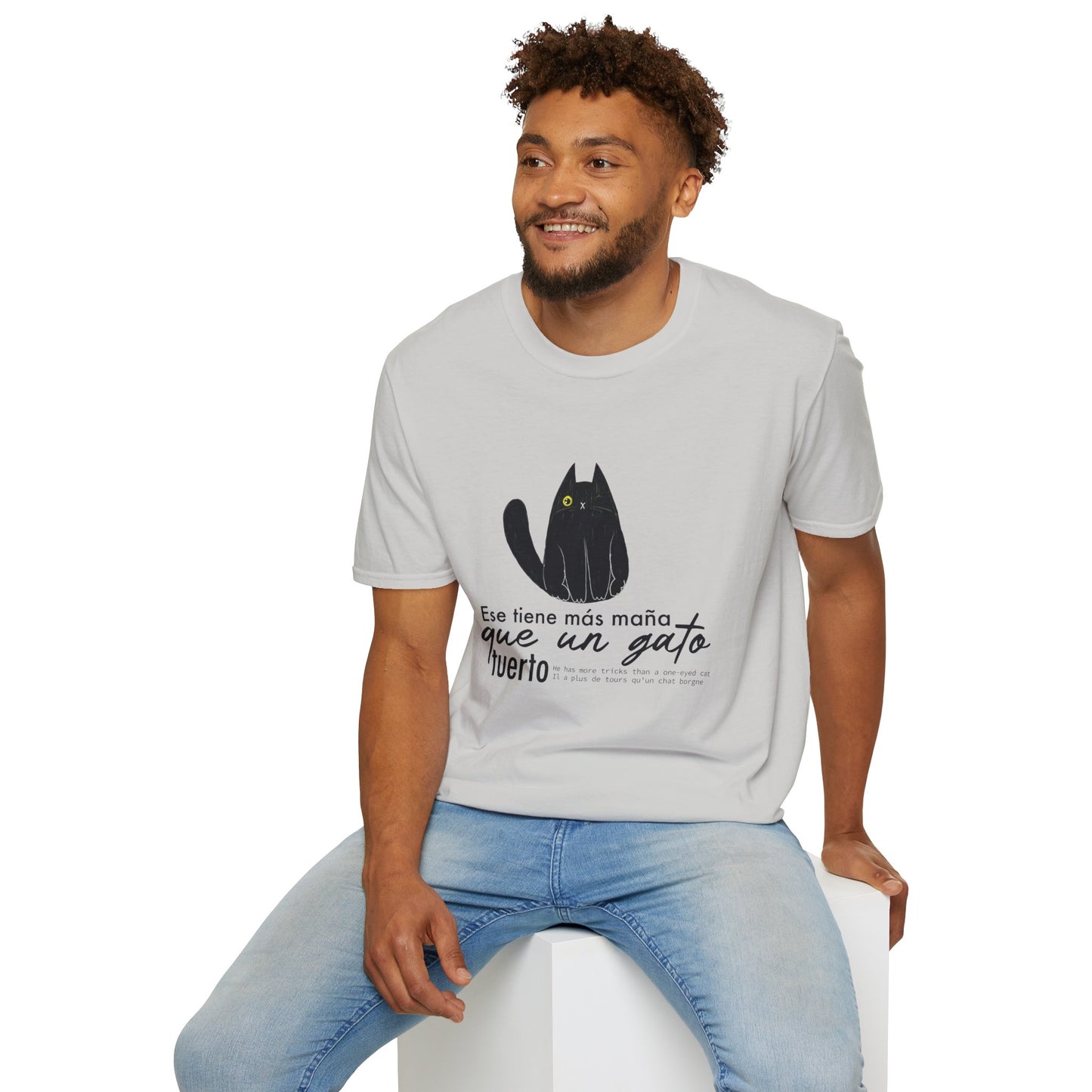 Camiseta Unisex Softstyle – ‘Ese Tiene Más Maña Que Un Gato Tuerto’